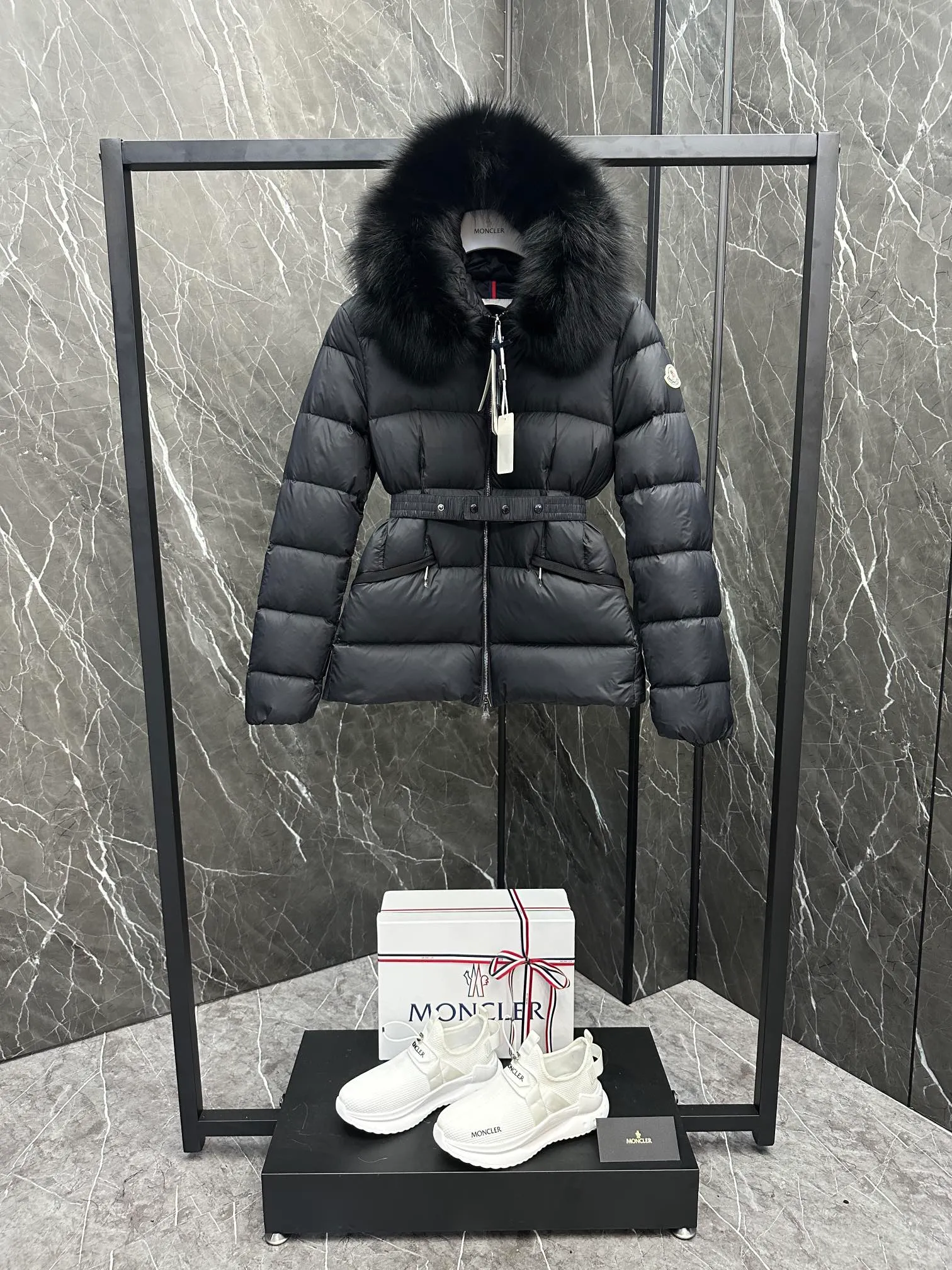 P920 Moncler Boed Women's Short Down Jacket Jacket The Boed women's down jacket is made of longue saison fabric and decorated with fur trim to provide warmth and care. (⚠️Fox fur collar imported from Finland, of course the fur collar needs to be larger to look good) The Boed down jacket has a soft silhouette design and is equipped with a delicate belt to create a sophisticated and elegant winter look. Made of longue saison fabric with wool trim on the hood. Details •Made from longue saison fabric •Longue saison lining •Filled with down •Hood with removable fleece trim •Two-way zipper closure •Elasticated waistband with patented snap buttons •Zip closure lateral pockets with grosgrain piping •Adjustable elastic cuffs Size: 1-4 Women's
