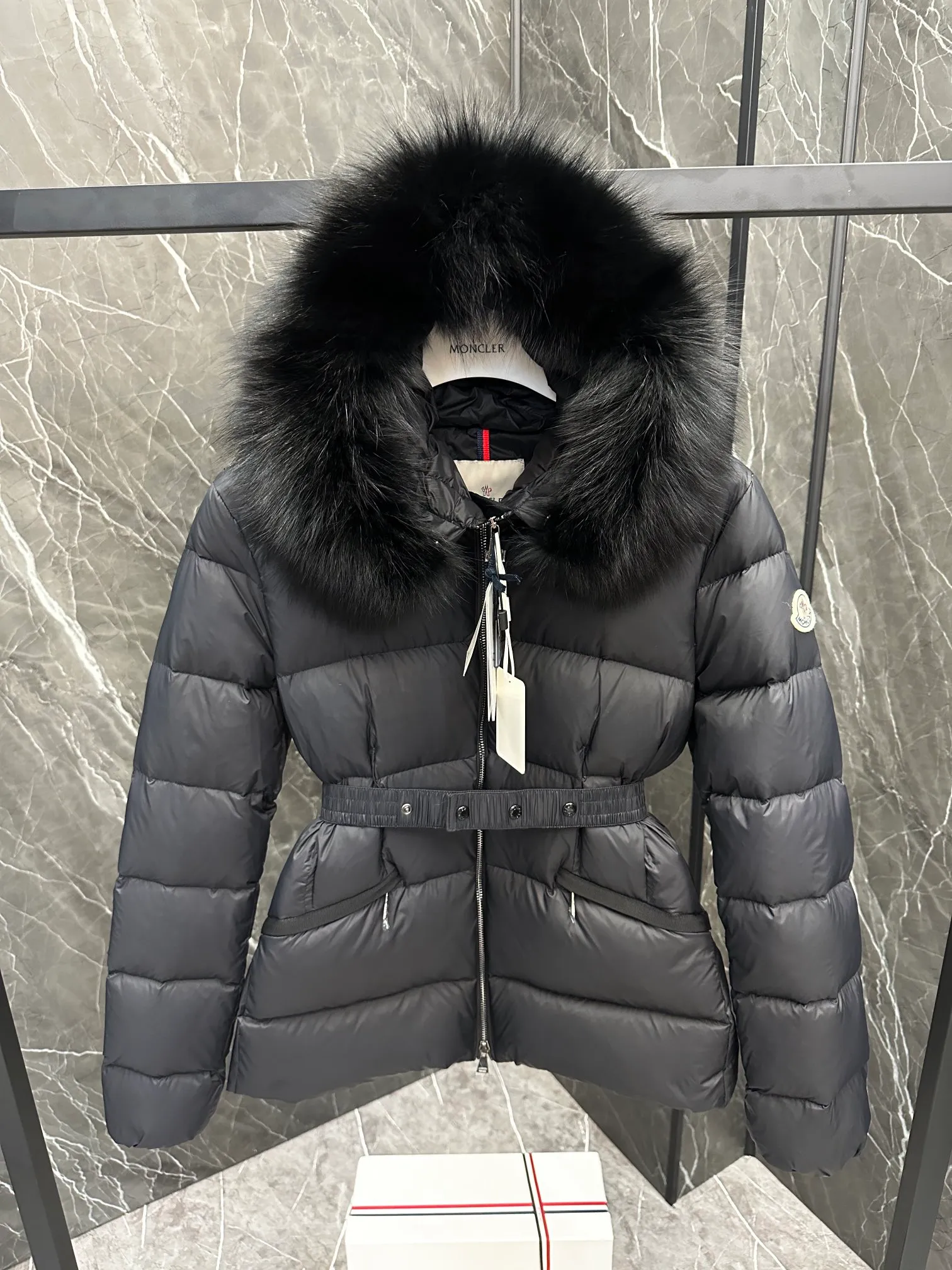 P920 Moncler Boed Women's Short Down Jacket Jacket The Boed women's down jacket is made of longue saison fabric and decorated with fur trim to provide warmth and care. (⚠️Fox fur collar imported from Finland, of course the fur collar needs to be larger to look good) The Boed down jacket has a soft silhouette design and is equipped with a delicate belt to create a sophisticated and elegant winter look. Made of longue saison fabric with wool trim on the hood. Details •Made from longue saison fabric •Longue saison lining •Filled with down •Hood with removable fleece trim •Two-way zipper closure •Elasticated waistband with patented snap buttons •Zip closure lateral pockets with grosgrain piping •Adjustable elastic cuffs Size: 1-4 Women's