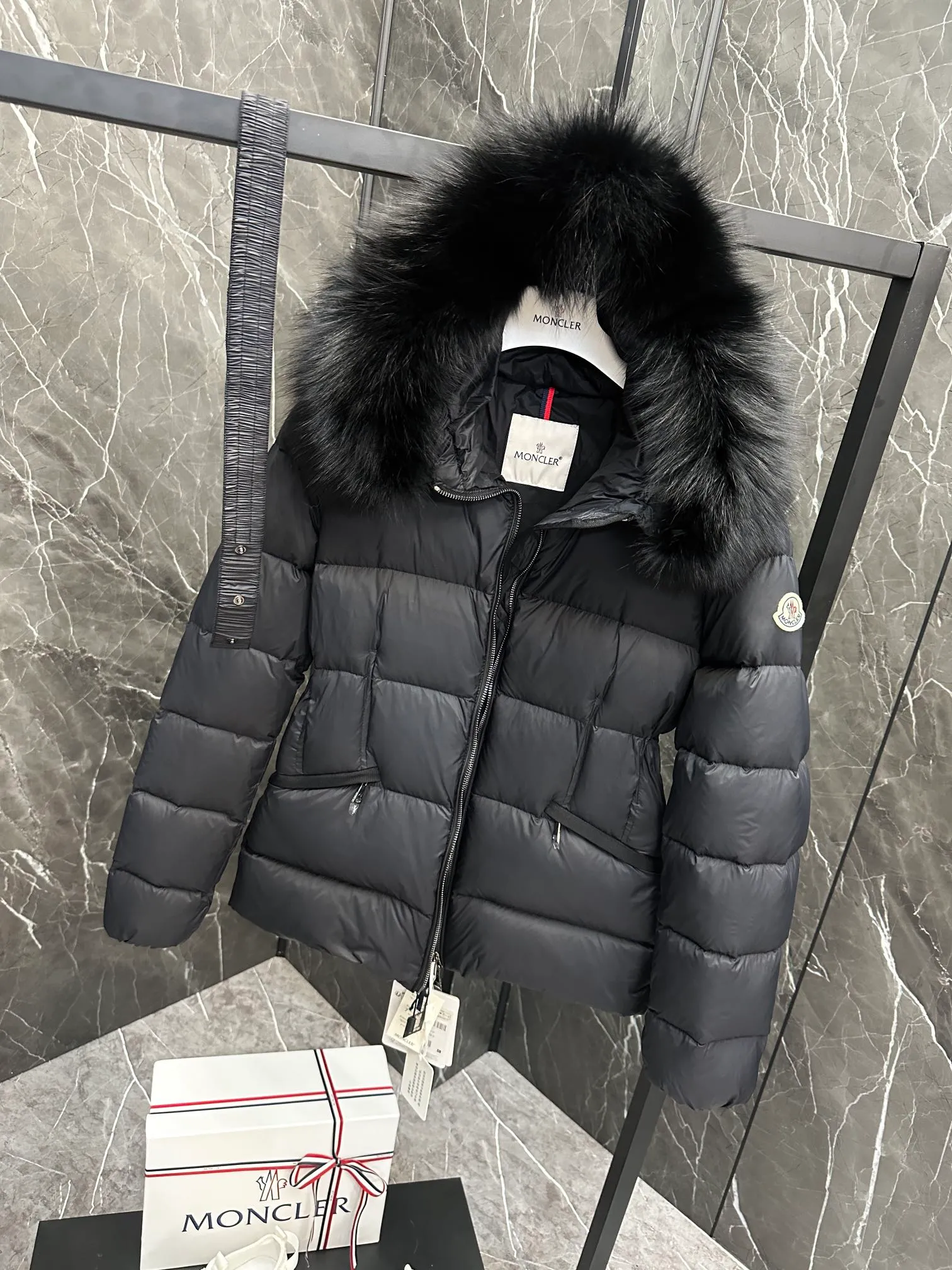 P920 Moncler Boed Women's Short Down Jacket Jacket The Boed women's down jacket is made of longue saison fabric and decorated with fur trim to provide warmth and care. (⚠️Fox fur collar imported from Finland, of course the fur collar needs to be larger to look good) The Boed down jacket has a soft silhouette design and is equipped with a delicate belt to create a sophisticated and elegant winter look. Made of longue saison fabric with wool trim on the hood. Details •Made from longue saison fabric •Longue saison lining •Filled with down •Hood with removable fleece trim •Two-way zipper closure •Elasticated waistband with patented snap buttons •Zip closure lateral pockets with grosgrain piping •Adjustable elastic cuffs Size: 1-4 Women's