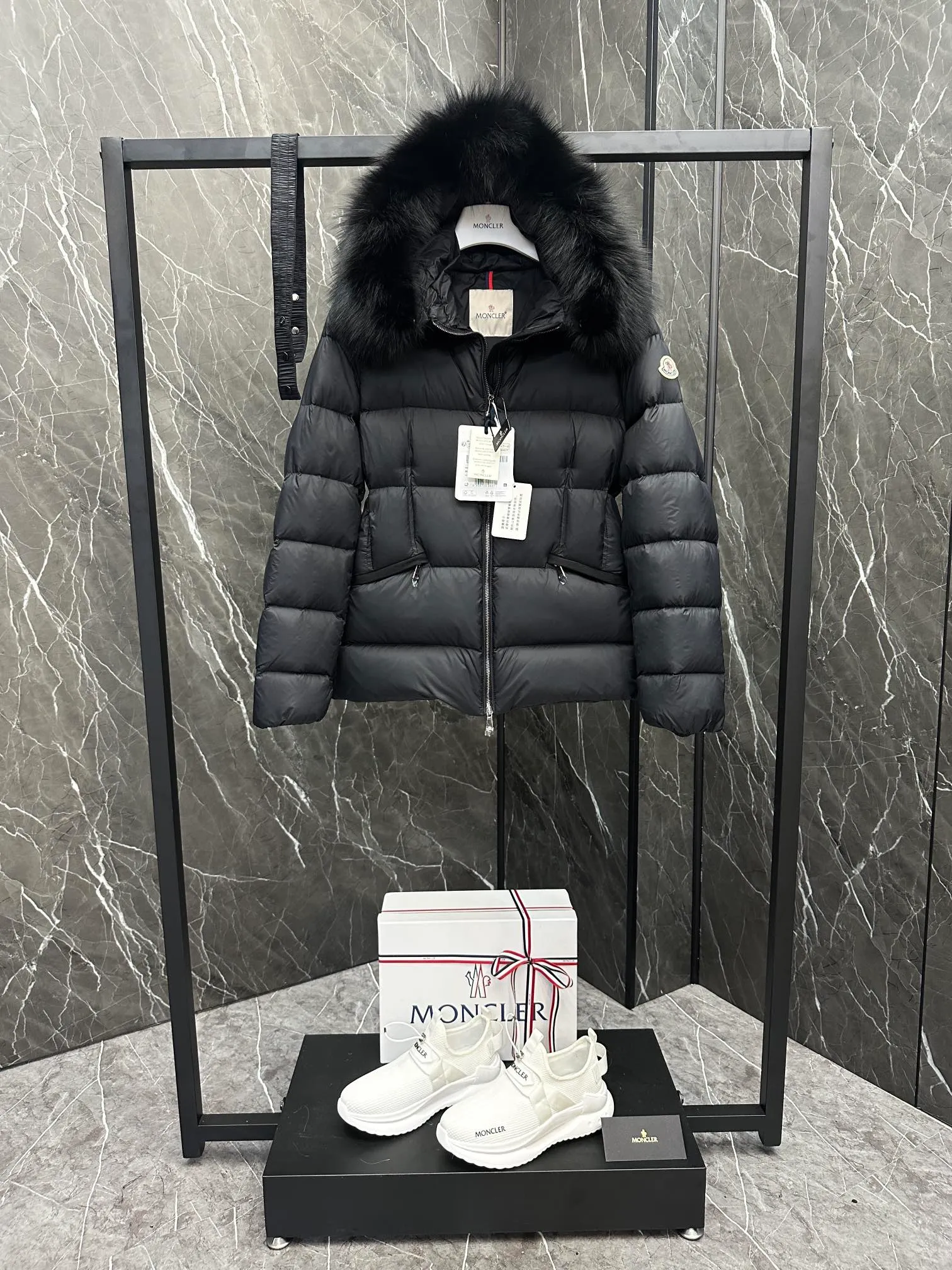 P920 Moncler Boed Women's Short Down Jacket Jacket The Boed women's down jacket is made of longue saison fabric and decorated with fur trim to provide warmth and care. (⚠️Fox fur collar imported from Finland, of course the fur collar needs to be larger to look good) The Boed down jacket has a soft silhouette design and is equipped with a delicate belt to create a sophisticated and elegant winter look. Made of longue saison fabric with wool trim on the hood. Details •Made from longue saison fabric •Longue saison lining •Filled with down •Hood with removable fleece trim •Two-way zipper closure •Elasticated waistband with patented snap buttons •Zip closure lateral pockets with grosgrain piping •Adjustable elastic cuffs Size: 1-4 Women's