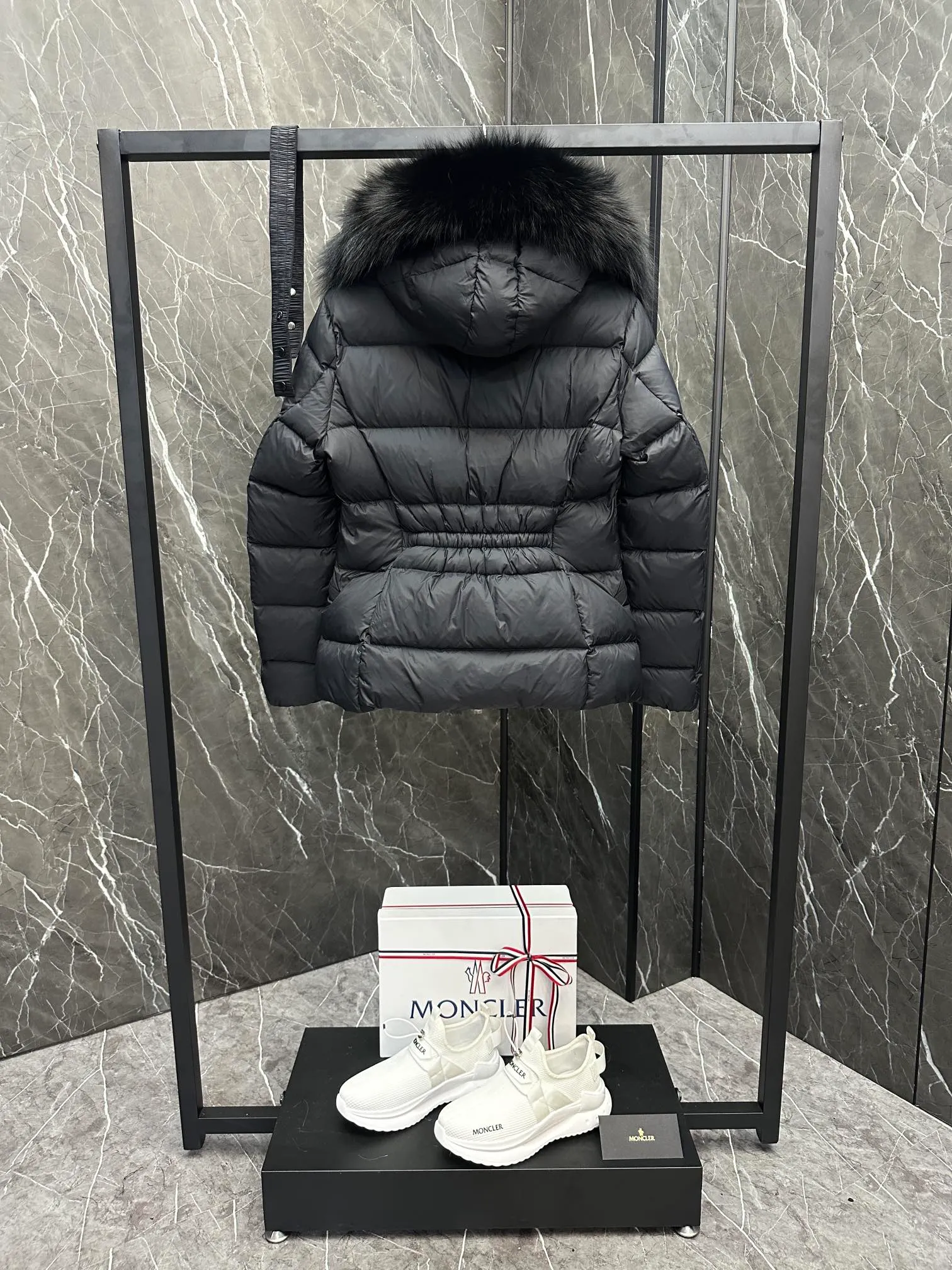 P920 Moncler Boed Women's Short Down Jacket Jacket The Boed women's down jacket is made of longue saison fabric and decorated with fur trim to provide warmth and care. (⚠️Fox fur collar imported from Finland, of course the fur collar needs to be larger to look good) The Boed down jacket has a soft silhouette design and is equipped with a delicate belt to create a sophisticated and elegant winter look. Made of longue saison fabric with wool trim on the hood. Details •Made from longue saison fabric •Longue saison lining •Filled with down •Hood with removable fleece trim •Two-way zipper closure •Elasticated waistband with patented snap buttons •Zip closure lateral pockets with grosgrain piping •Adjustable elastic cuffs Size: 1-4 Women's