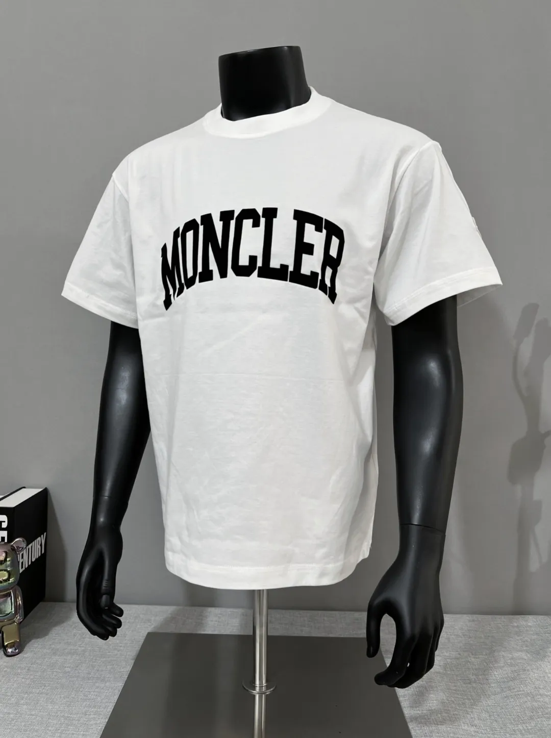 P150 Monocler for Mouth Mouth is new, official and on sale at the same time; 2026SS flocked letter printed sleeve label style , made of 240g double yarn 100% cotton fabric, imported woven thread, the neckline is boned and not easy to deform, factory high-temperature washing process, the fabric is soft and breathable, does not shrink, NCF washing mark identification, details are in place and the upper body is good-looking, European size version, loose and suitable, color: black, white, size XS-L (can wear up to 200 pounds)