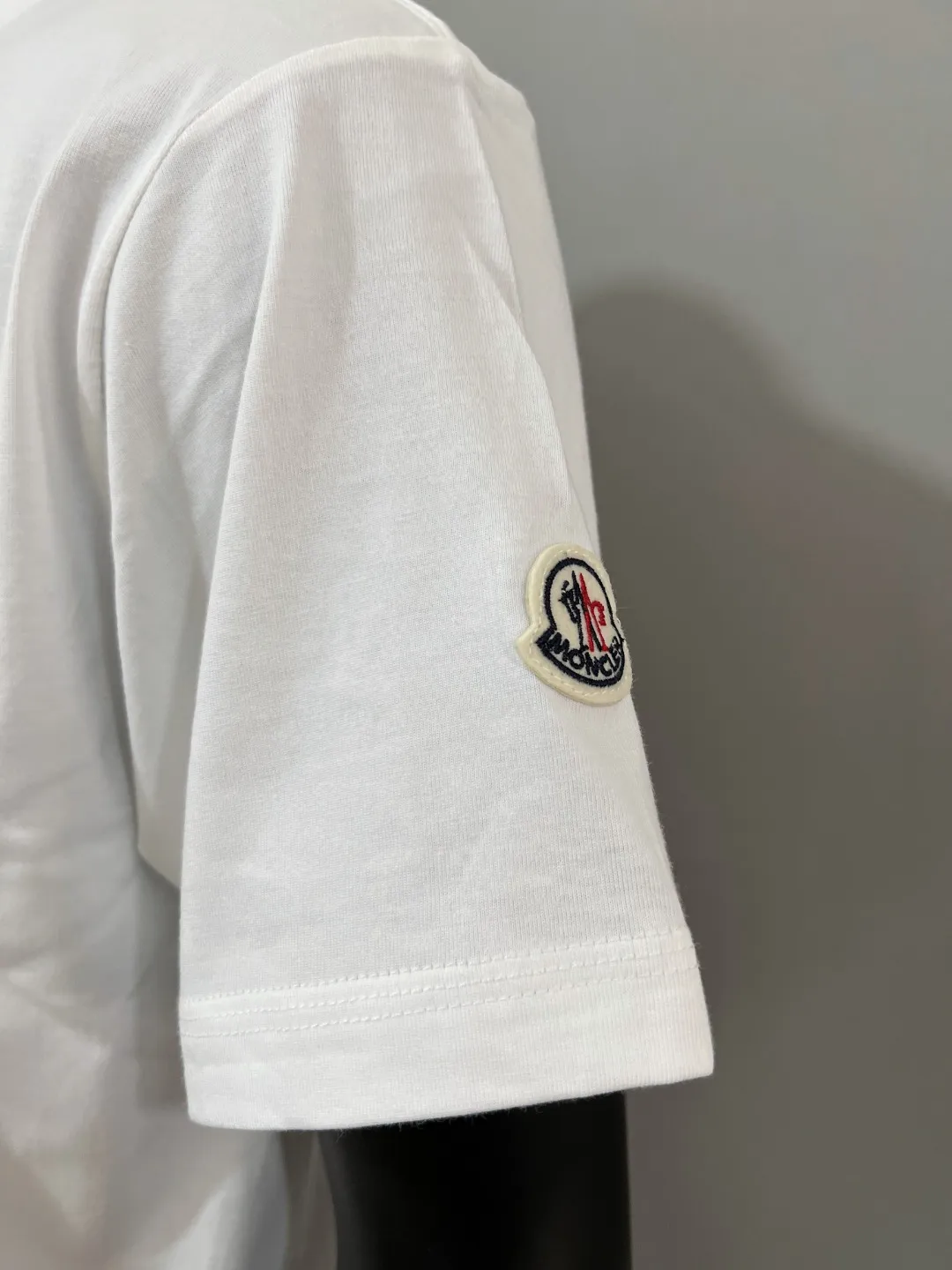 P150 Monocler for Mouth Mouth is new, official and on sale at the same time; 2026SS flocked letter printed sleeve label style , made of 240g double yarn 100% cotton fabric, imported woven thread, the neckline is boned and not easy to deform, factory high-temperature washing process, the fabric is soft and breathable, does not shrink, NCF washing mark identification, details are in place and the upper body is good-looking, European size version, loose and suitable, color: black, white, size XS-L (can wear up to 200 pounds)