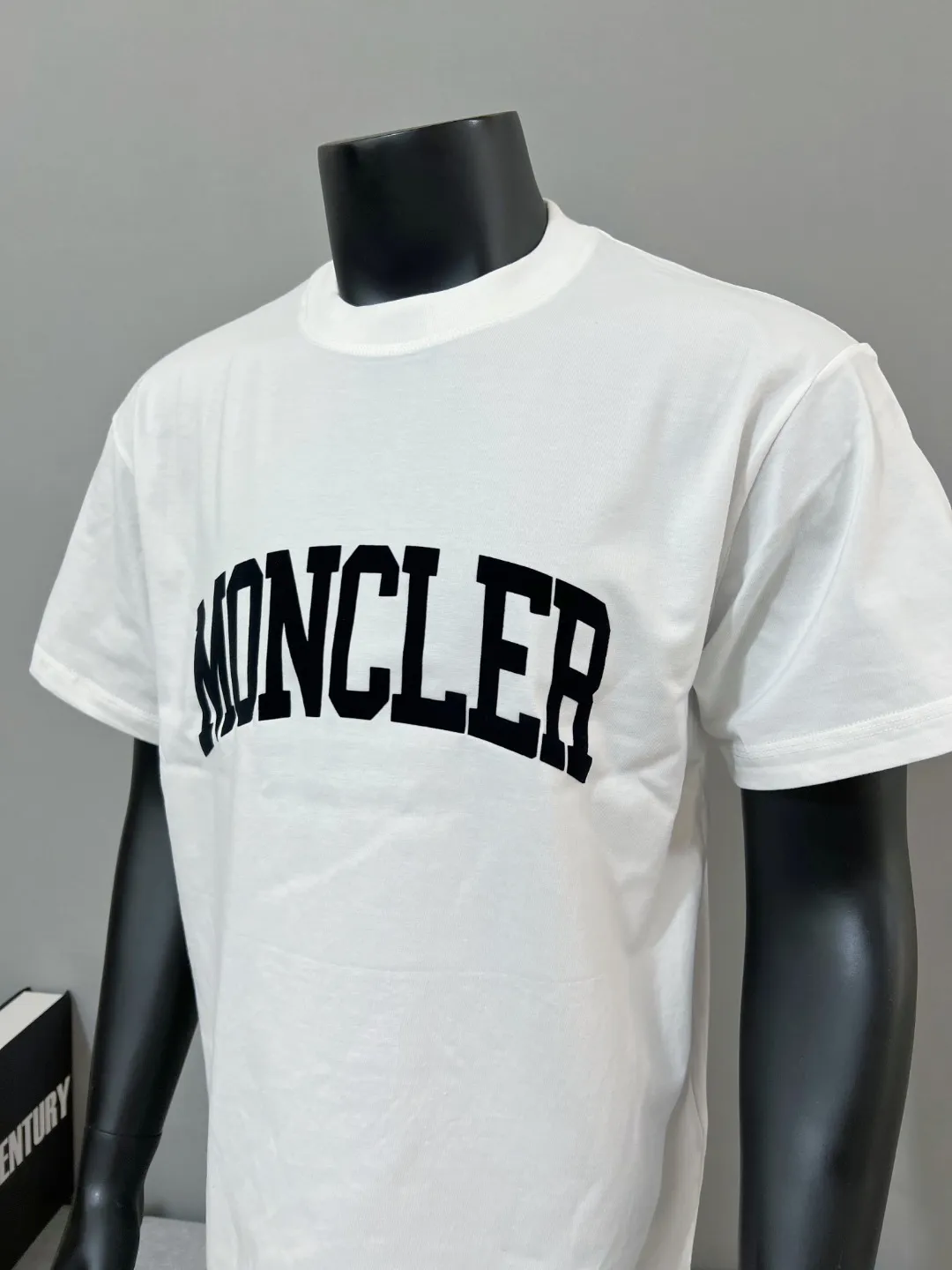 P150 Monocler for Mouth Mouth is new, official and on sale at the same time; 2026SS flocked letter printed sleeve label style , made of 240g double yarn 100% cotton fabric, imported woven thread, the neckline is boned and not easy to deform, factory high-temperature washing process, the fabric is soft and breathable, does not shrink, NCF washing mark identification, details are in place and the upper body is good-looking, European size version, loose and suitable, color: black, white, size XS-L (can wear up to 200 pounds)