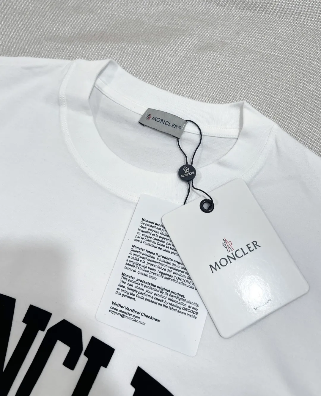 P150 Monocler for Mouth Mouth is new, official and on sale at the same time; 2026SS flocked letter printed sleeve label style , made of 240g double yarn 100% cotton fabric, imported woven thread, the neckline is boned and not easy to deform, factory high-temperature washing process, the fabric is soft and breathable, does not shrink, NCF washing mark identification, details are in place and the upper body is good-looking, European size version, loose and suitable, color: black, white, size XS-L (can wear up to 200 pounds)