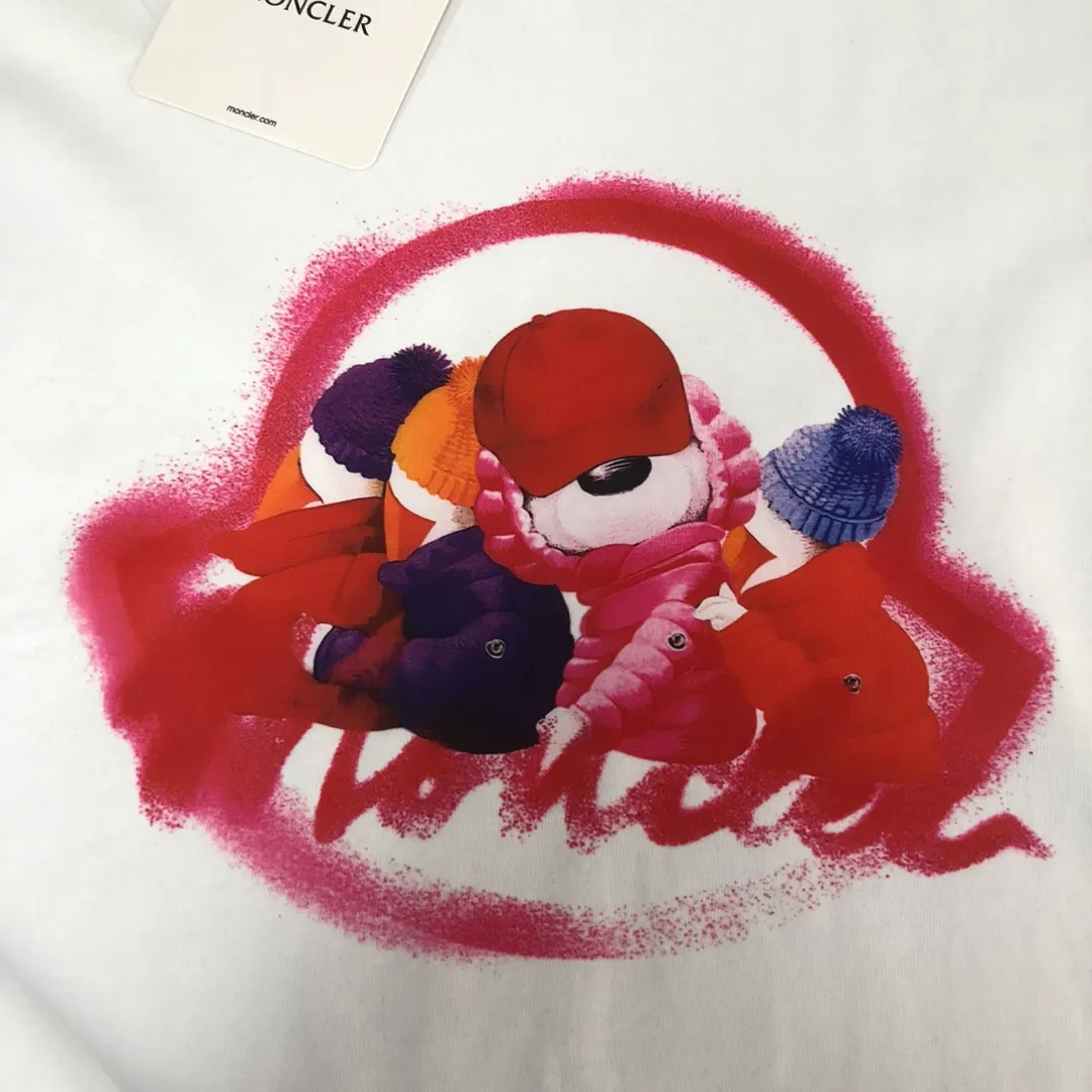 P160 🔥MONCLER The latest short-sleeved T-shirt for couples ~ brand new element pattern printing design ~ the fabric upper body is comfortable and breathable, not stiff, slim cut, made of high-end custom-made pure cotton fabric! The upper body is comfortable and stylish, and it can be worn alone as an inner layer. It is a must-have for fashionistas! ! ! Color: black white Size: S～XL (loose version, please state your height and weight when placing an order)