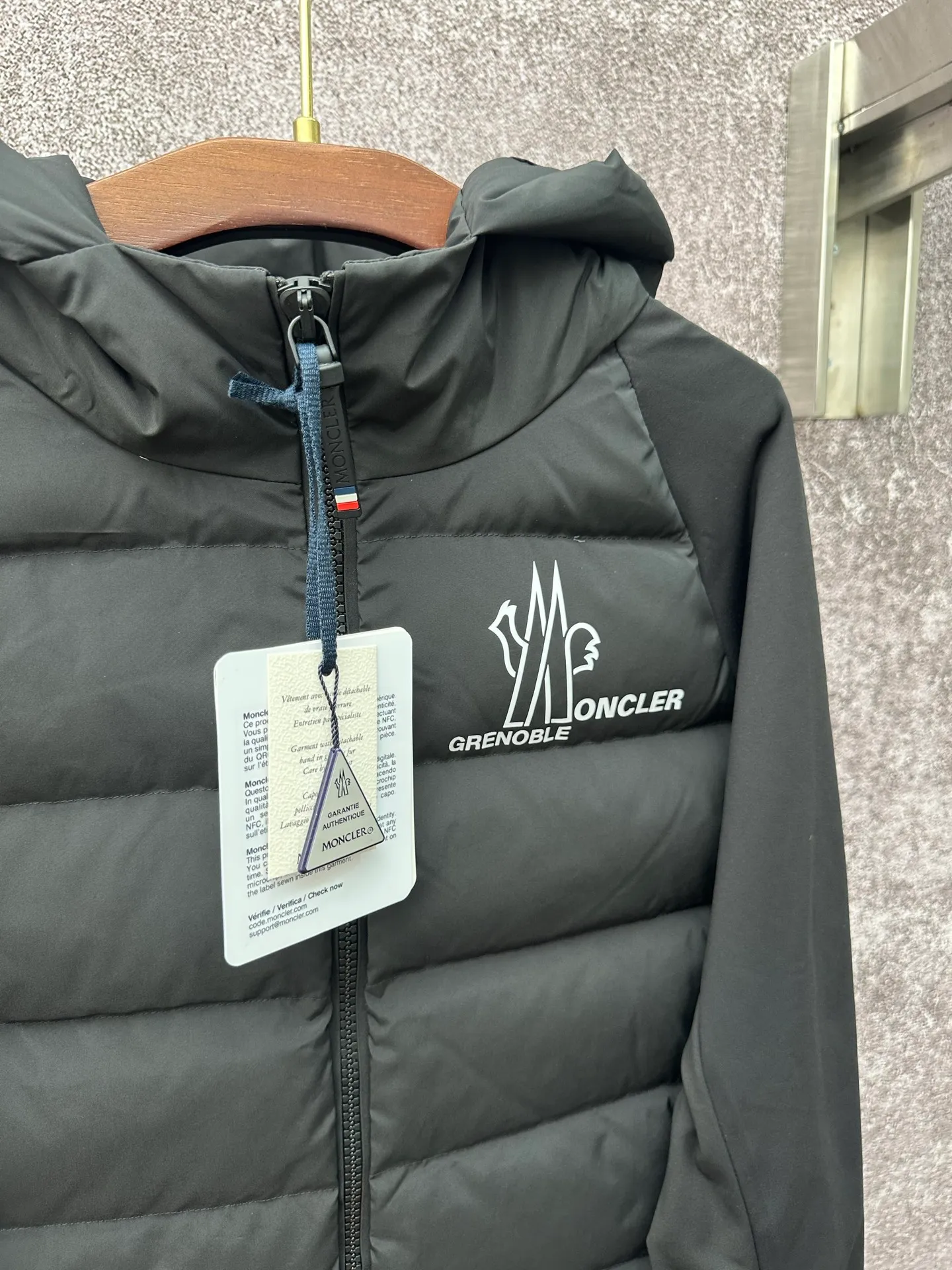 P750 25FW Moncler ✖️RICK OWENS co-branded down jacket Fabric material: The knitted part is woven from fine long-staple cotton single yarn.  Antistatic treatment: Avoid static electricity and dust absorption due to friction.  Anti-pilling treatment: special additives or processes are used to make fibers less likely to tangle into balls.   Peach skin treatment: perform more fine sanding to obtain an extremely delicate touch like the surface of a peach. At the same time, it is famous for its high-quality white goose down filling, which has excellent thermal insulation effect.  The abstract logo printing on the chest uses a combination of imported environmentally friendly glue technology and three-dimensional flocking - the main pattern uses fine glue to outline sharp lines, and the edges present a matte matte texture. The letters use micro-three-dimensional flocking technology. Deconstructive tailoring: Rick Owens' signature three-dimensional quilting technology combines laser cutting with hand-quilting to completely revolutionize the bulky feel of traditional down jackets. The slim silhouette combines sports functionality with the neat lines of high fashion.  Customized two-way YKK zippers, reflective strips on the brim, hidden snow skirt design, and even the cuff ribs are 3D woven, taking into account outdoor protection and a comfortable fit for daily wear.   Size: S M L XL