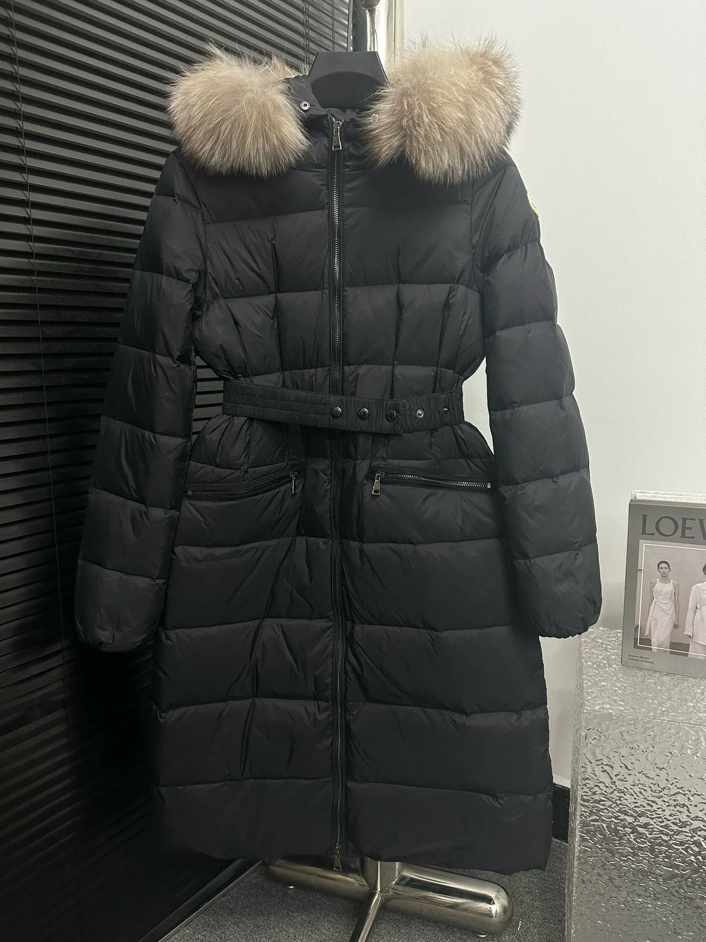 P1040 moncler/Mongolian #hudson women's extended down jacket This is the most perfect moncler down jacket, giving you enough warmth from head to toe. The filling of the down, the color of the fabric, the gloss of the fox fur, and the fineness of the hardware are extremely high-end! Filled with European standard 95% white duck down, the softness and warmth are unparalleled! Size: 1 2 3 4 Color: Black