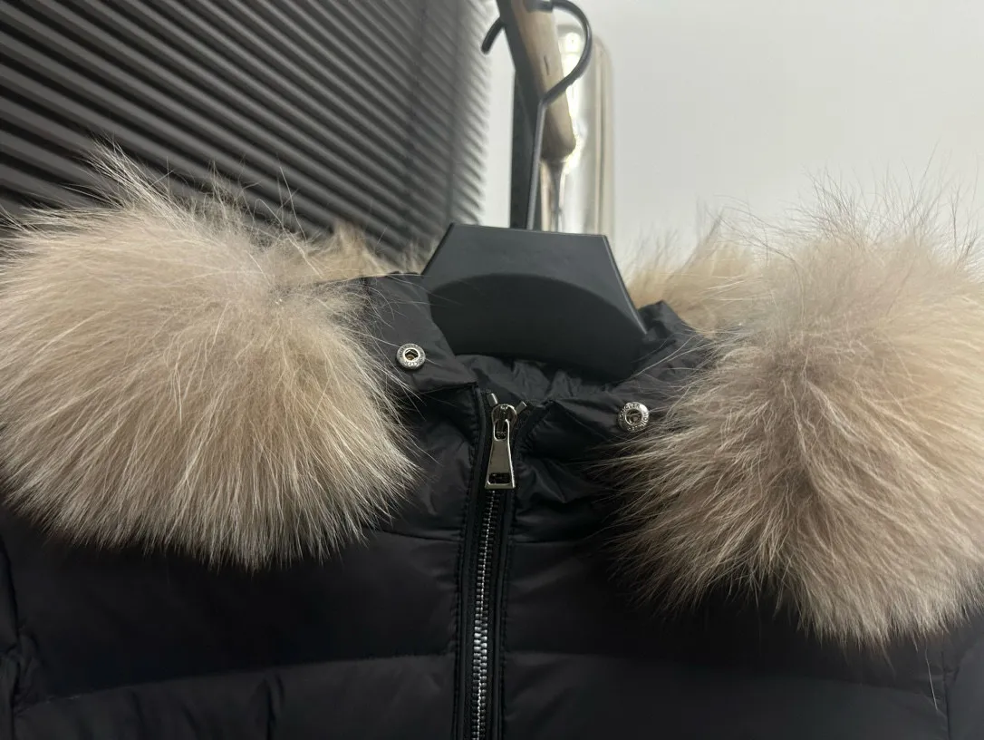 P1040 moncler/Mongolian #hudson women's extended down jacket This is the most perfect moncler down jacket, giving you enough warmth from head to toe. The filling of the down, the color of the fabric, the gloss of the fox fur, and the fineness of the hardware are extremely high-end! Filled with European standard 95% white duck down, the softness and warmth are unparalleled! Size: 1 2 3 4 Color: Black