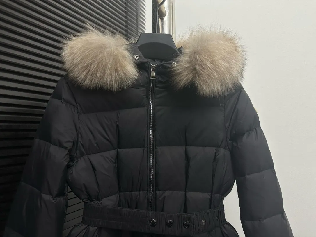 P1040 moncler/Mongolian #hudson women's extended down jacket This is the most perfect moncler down jacket, giving you enough warmth from head to toe. The filling of the down, the color of the fabric, the gloss of the fox fur, and the fineness of the hardware are extremely high-end! Filled with European standard 95% white duck down, the softness and warmth are unparalleled! Size: 1 2 3 4 Color: Black