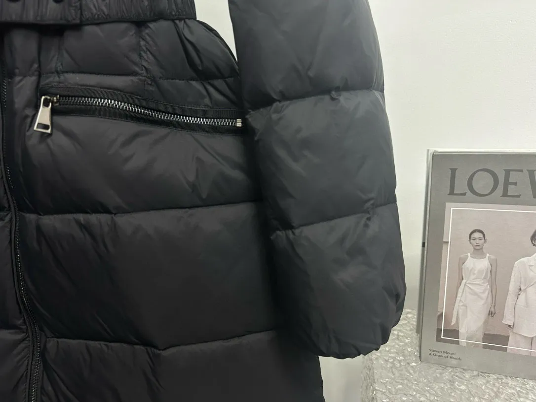 P1040 moncler/Mongolian #hudson women's extended down jacket This is the most perfect moncler down jacket, giving you enough warmth from head to toe. The filling of the down, the color of the fabric, the gloss of the fox fur, and the fineness of the hardware are extremely high-end! Filled with European standard 95% white duck down, the softness and warmth are unparalleled! Size: 1 2 3 4 Color: Black