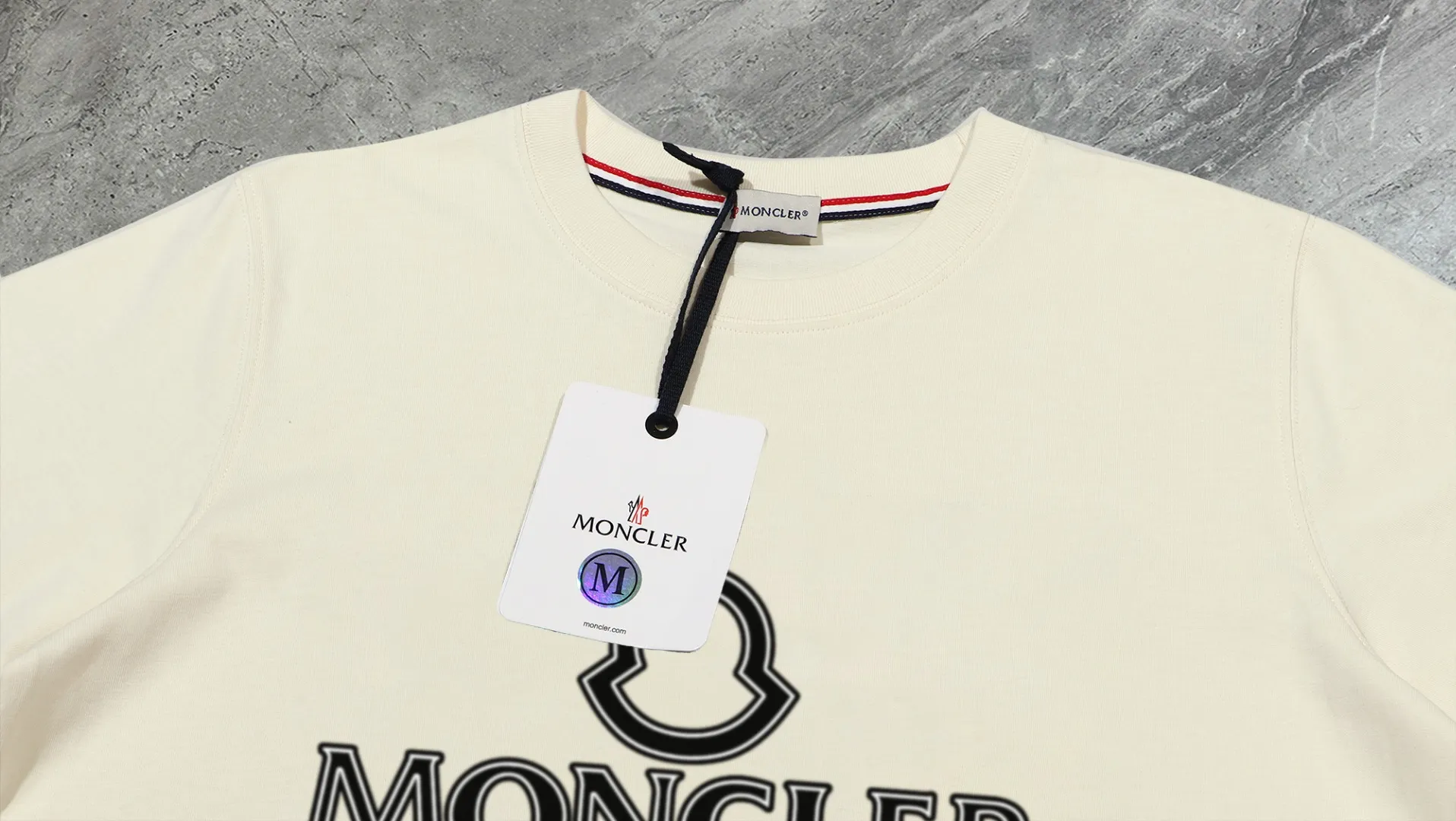 P210 High-version sweatshirt) [Long-term stock] 〖𝐌𝐎𝐍𝐂𝐋𝐄𝐑~Mask〗 Made of 440g heavy-weight fabric. It is different from the market currency. It can be matched with any variety and is properly handsome. 😎The whole dress is made of double waistcoats. The double waistcoats make the whole dress more three-dimensional. Not ordinary factories can do such fine work. 2025 Spring runway version of the T stage, on sale at the counter, round neck terry sweatshirt, high-end double-strand pure cotton, custom-made stretch ribs, dyed in the same vat, complete with three standards, matched with exquisite embroidered LOGO on the chest, simple and advanced, same style for men and women. Color: black, apricot, white, size: S M L XL 2XL