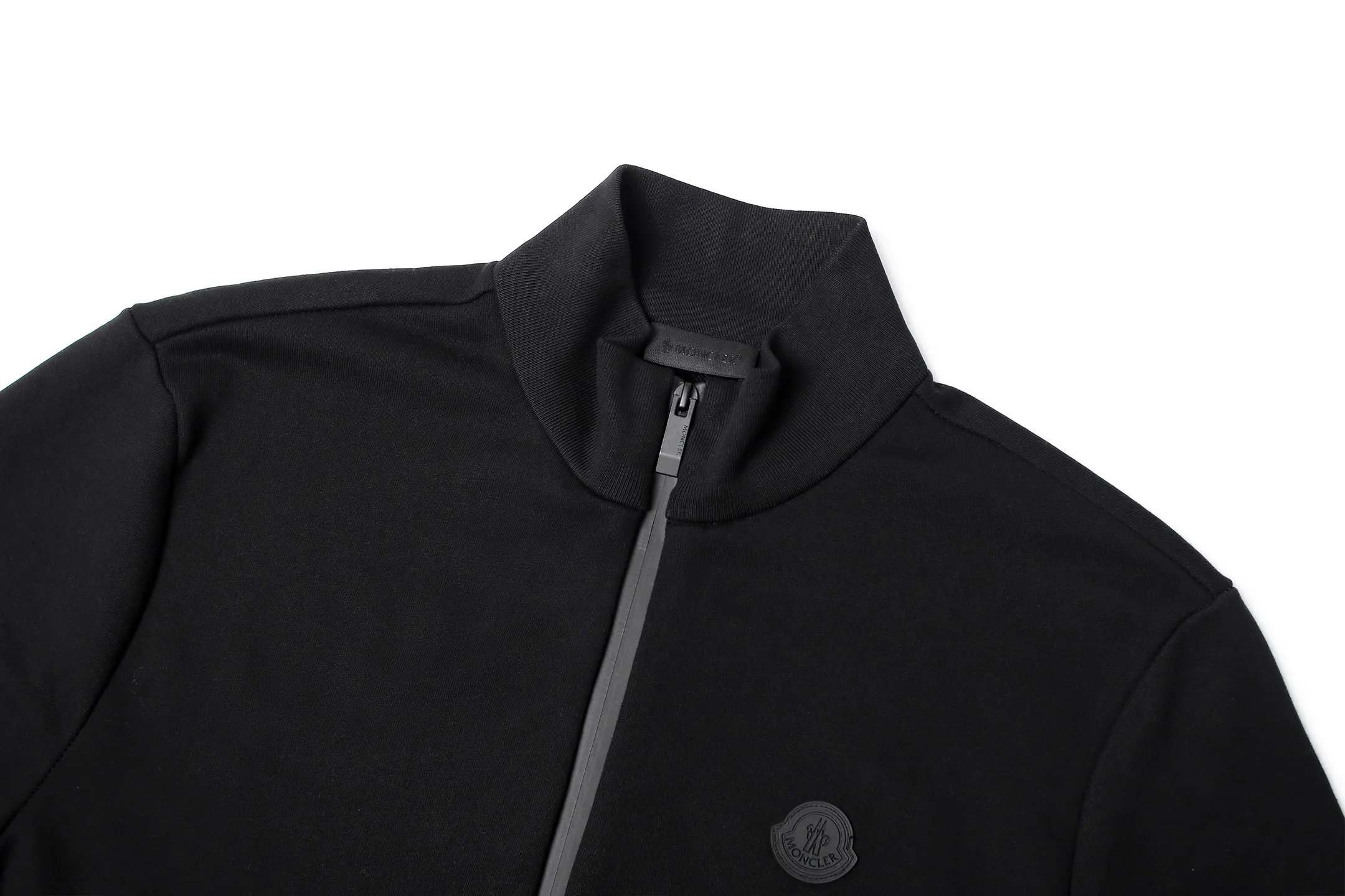 P440 MONCLER stand collar cotton solid color zipper sweatshirt ●Authentic 7300 purchase and development ●480g Austrian cotton sweatshirt fabric ●180g combed cotton plain lining ●380g 1*1 trendy brand rib ●Fabric enzyme washing ●High temperature heat transfer ●Customized 1:1 chapter ●Customized 1:1 zipper ●Customized 1:1 trademark ●Fit version ●Size: S M L XL ●Style number: 25310/3B#40
