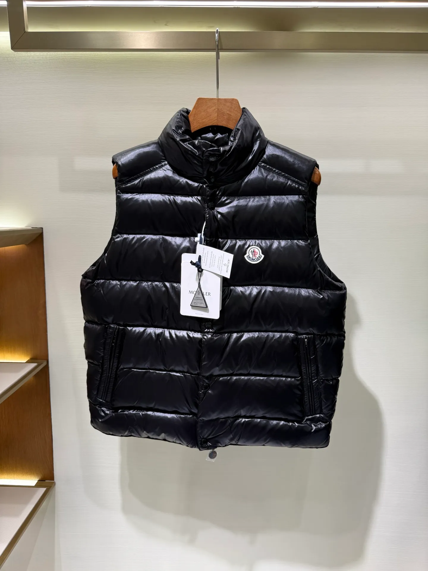 P820 ​​Moncler Tibb Men's Vest Vest Down Jacket The Tibb men's vest is Moncler's classic item, inspired by the iconic archive silhouette of the 1980s. Made from nylon laqué fabric, it can be worn as an urban outerwear piece during the changing seasons, or layered over a jacket to complete a look in the colder months.  Fabric: 100% nylon; Lining: 100% nylon; Filling down content: 90% white duck down, 10% feather Filling capacity: 180-200g, Craftsmanship: Made of nylon laqué fabric, Nylon laque lining, down filling, zipper closure, collar with snap closure, zipper pocket, zipper internal pocket Size: 1 2 3 4 5 6 0330020