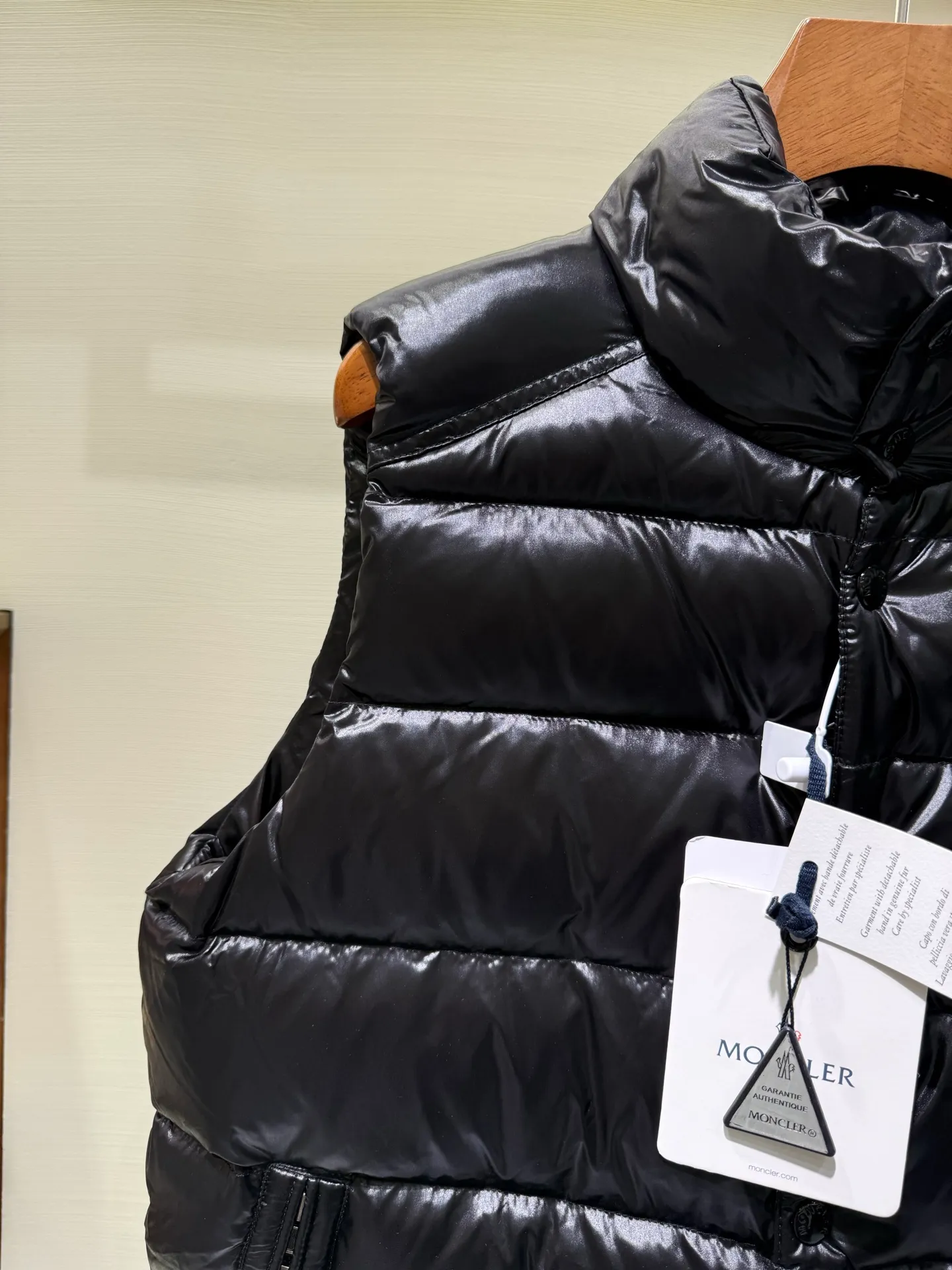 P820 ​​Moncler Tibb Men's Vest Vest Down Jacket The Tibb men's vest is Moncler's classic item, inspired by the iconic archive silhouette of the 1980s. Made from nylon laqué fabric, it can be worn as an urban outerwear piece during the changing seasons, or layered over a jacket to complete a look in the colder months.  Fabric: 100% nylon; Lining: 100% nylon; Filling down content: 90% white duck down, 10% feather Filling capacity: 180-200g, Craftsmanship: Made of nylon laqué fabric, Nylon laque lining, down filling, zipper closure, collar with snap closure, zipper pocket, zipper internal pocket Size: 1 2 3 4 5 6 0330020