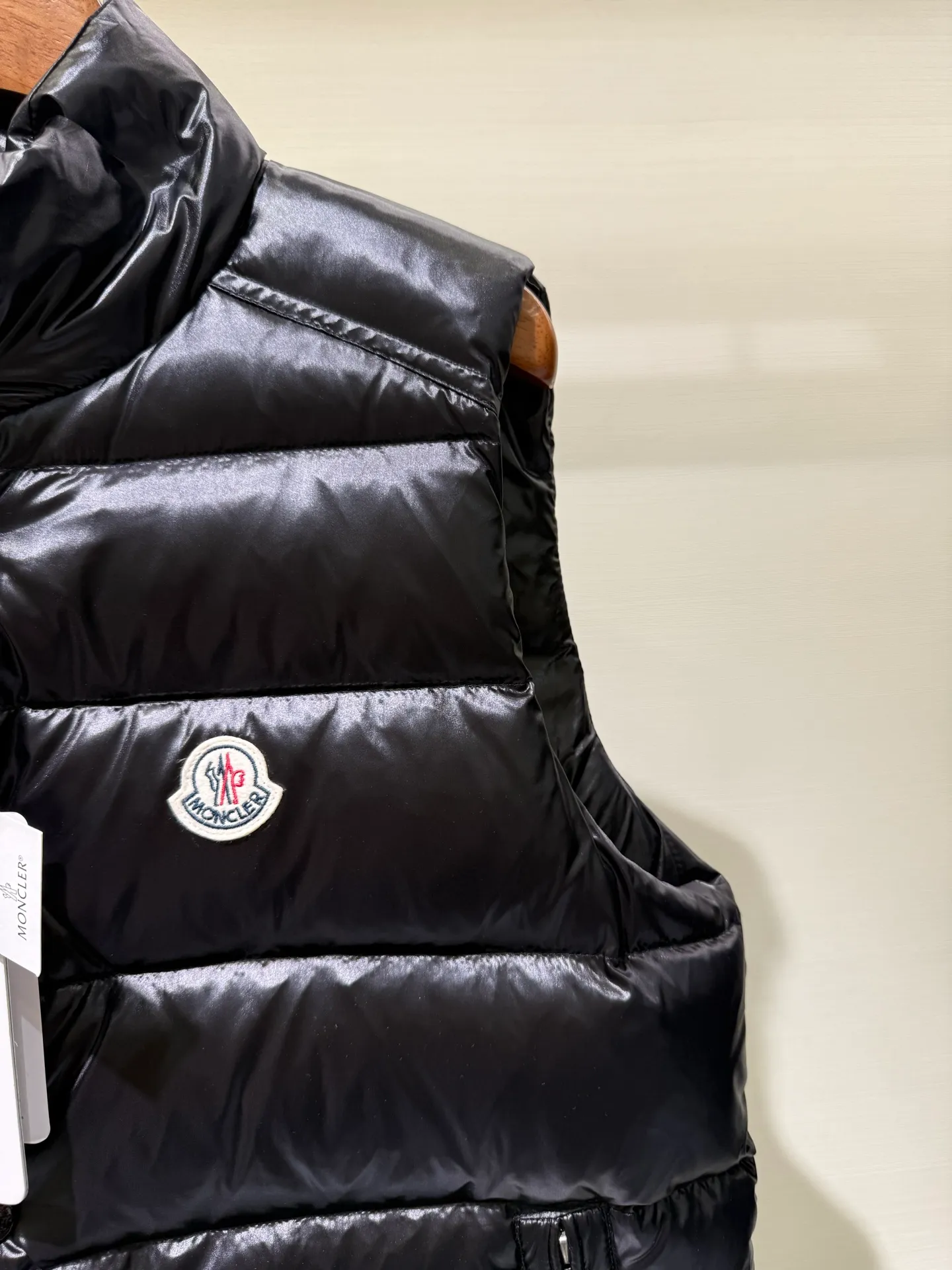 P820 ​​Moncler Tibb Men's Vest Vest Down Jacket The Tibb men's vest is Moncler's classic item, inspired by the iconic archive silhouette of the 1980s. Made from nylon laqué fabric, it can be worn as an urban outerwear piece during the changing seasons, or layered over a jacket to complete a look in the colder months.  Fabric: 100% nylon; Lining: 100% nylon; Filling down content: 90% white duck down, 10% feather Filling capacity: 180-200g, Craftsmanship: Made of nylon laqué fabric, Nylon laque lining, down filling, zipper closure, collar with snap closure, zipper pocket, zipper internal pocket Size: 1 2 3 4 5 6 0330020