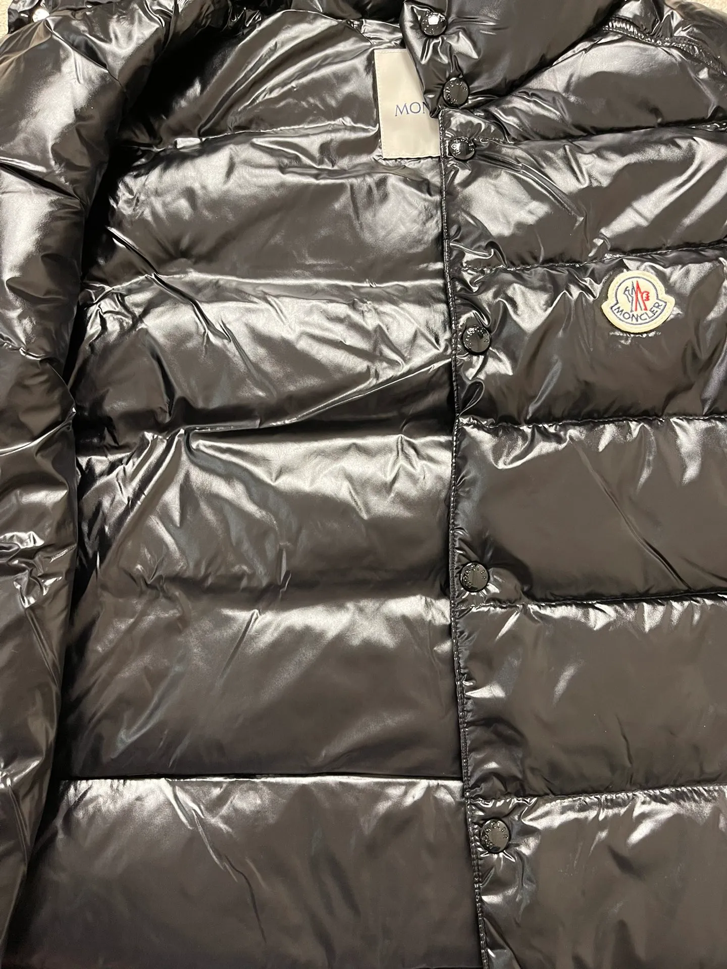 P820 ​​Moncler Tibb Men's Vest Vest Down Jacket The Tibb men's vest is Moncler's classic item, inspired by the iconic archive silhouette of the 1980s. Made from nylon laqué fabric, it can be worn as an urban outerwear piece during the changing seasons, or layered over a jacket to complete a look in the colder months.  Fabric: 100% nylon; Lining: 100% nylon; Filling down content: 90% white duck down, 10% feather Filling capacity: 180-200g, Craftsmanship: Made of nylon laqué fabric, Nylon laque lining, down filling, zipper closure, collar with snap closure, zipper pocket, zipper internal pocket Size: 1 2 3 4 5 6 0330020