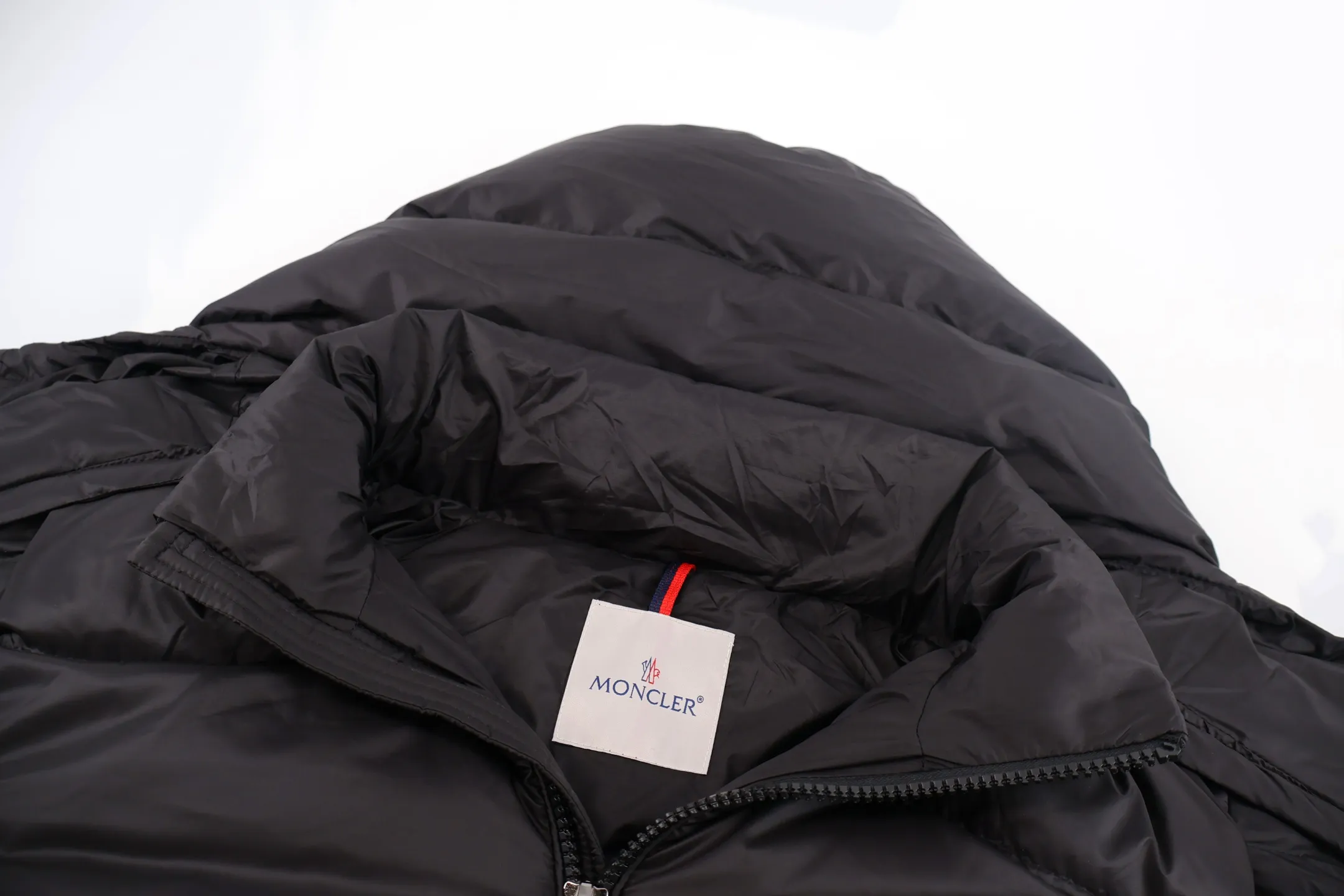 P1110 Moncler 25FW COUYERE down jacket (black) 90% high-fill down to lock in heat, nylon fabric is wind-resistant and neat, hooded + short cut, it can not only wrap the neck with warmth, but also highlight the neat figure - gray tones are high-end and not picky. 90% high velvet down content, full fill, lightweight but with strong temperature locking ability, can wrap you up in warmth even at sub-zero temperatures; the outer nylon fabric has wind-resistant properties, is delicate to the touch and durable, and can resist splashing and abrasion in daily life; the thickness of the plush is suitable for deep winter, the hood is soft and non-pressurizing on the inside, and the cuffs are designed to lock in warmth and prevent wind. Size:1-2-3-4-5