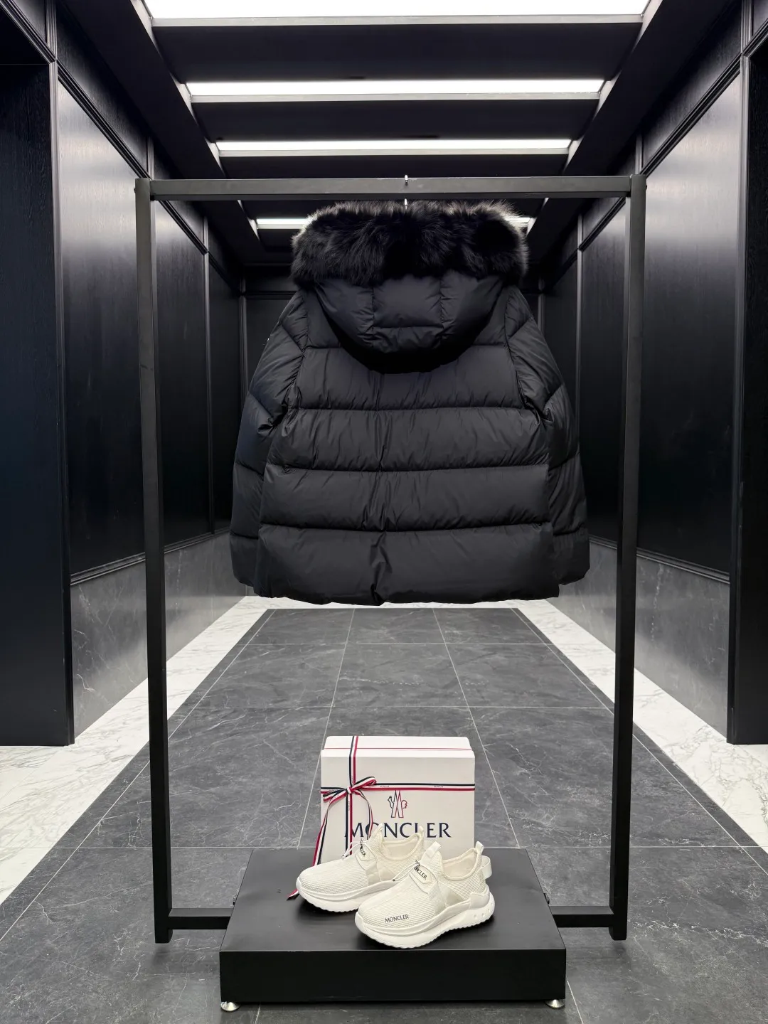 P1040 Premium down ⬆️Moncler Laichefur hooded short down jacket. Duck down filling. Oversized fur collar. Original replacement fabrics ➕Original matching hardware. The tag bar code is complete and consistent with the official website. The tag has built-in NFC electronic sensor anti-counterfeiting. Supports multiple anti-counterfeiting verifications. The Laichefur women's short down jacket is classic and elegant, with a detachable wool collar.  Product Details: The Laichefur Down Jacket is designed to be both feminine and practical for all-day wear. Features a hood in brushed polyester with an elegant matte finish. Paired with a detachable fleece collar, it provides warmth and protection in different environments.  Details: •Made from brushed polyester •Longue saison lining •Down filling •Hood •Removable fleece collar •Zip closure •Zip pockets Size: 1-4 Black/Off White