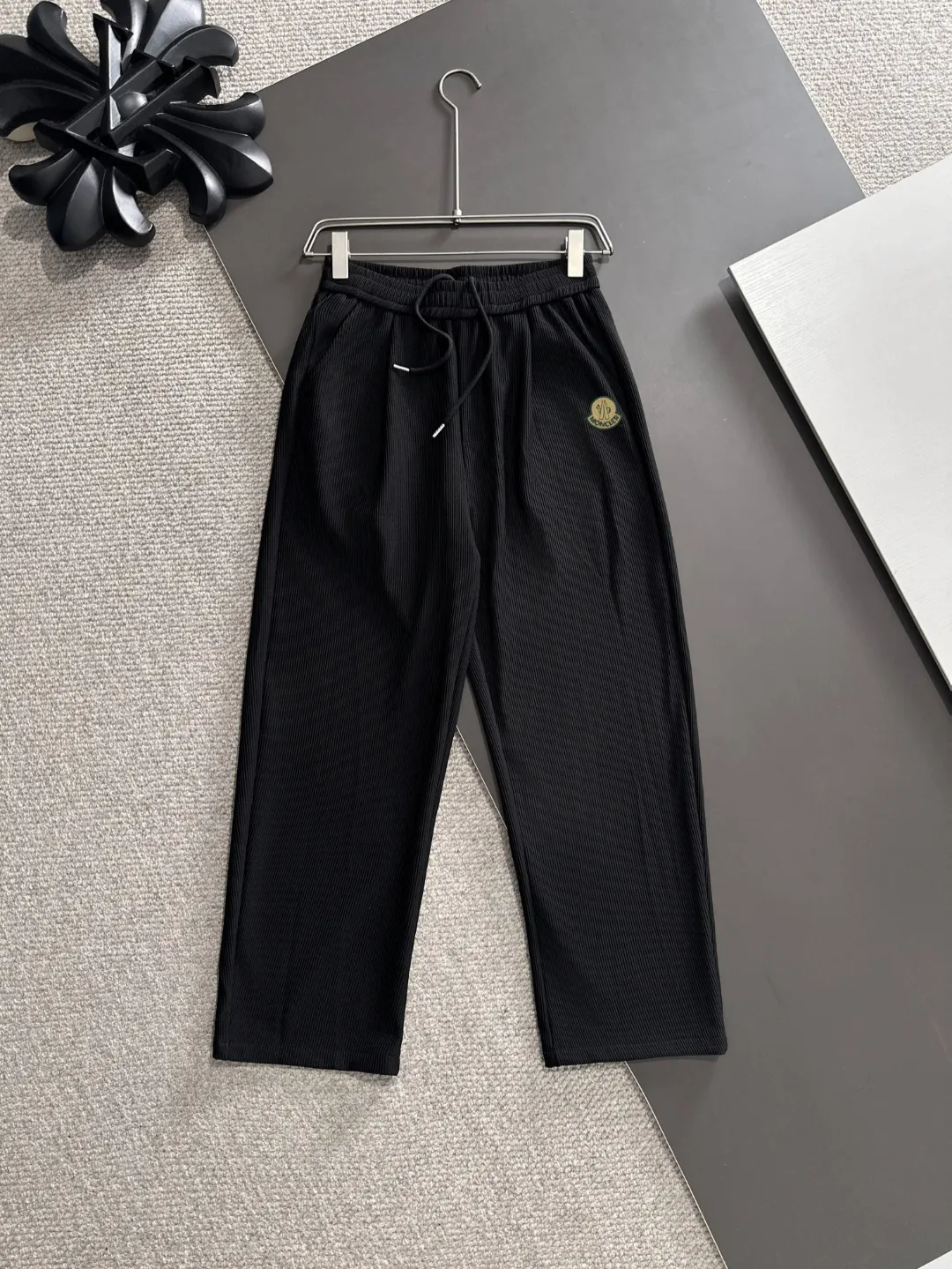 Next day shipping P520 MONCLER/Mongolian high quality 2025 spring and summer new casual heavy industry trousers suit exclusively developed by yb! High quality production! Imported custom-made fabrics for foreign orders, with high breathability and comfort, impeccable details, brand element design concept, delicate and soft feel! It presents a casual cut and the upper body shape is great! On sale simultaneously on the official website! From a high-end men's positioning brand, the low-key luxury taste is irresistible! Exquisite workmanship and impeccable quality! The overall style is simple, fashionable and timeless, fully meeting the requirements of stylish and tasteful dressing! Size: M-XXXL