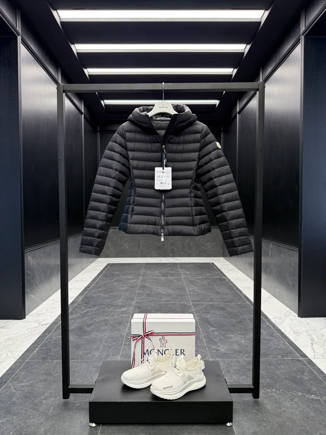 P720 Premium down ⬆️Moncler. New Ige hooded short down jacket for women. Ige hooded short down jacket. The Ige down jacket is made of longue saison fabric and is suitable for mild weather. This nylon fabric is warm without being bulky. Designed in a cropped silhouette, it features a classic hooded silhouette and a cinched waist for a smooth, feminine look. It is recommended to choose one size up.  • Made of longuesaison fabric • Longuesaison lining • Filled with down • Hood • Zip closure • Zip pocket Size: 1-4 Ivory/Black