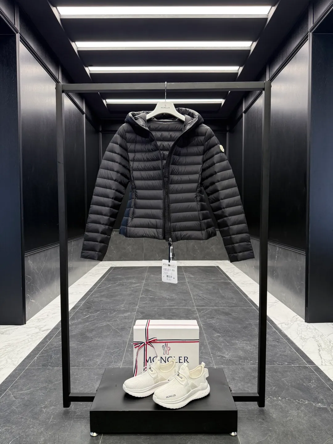 P720 Premium down ⬆️Moncler. New Ige hooded short down jacket for women. Ige hooded short down jacket. The Ige down jacket is made of longue saison fabric and is suitable for mild weather. This nylon fabric is warm without being bulky. Designed in a cropped silhouette, it features a classic hooded silhouette and a cinched waist for a smooth, feminine look. It is recommended to choose one size up.  • Made of longuesaison fabric • Longuesaison lining • Filled with down • Hood • Zip closure • Zip pocket Size: 1-4 Ivory/Black