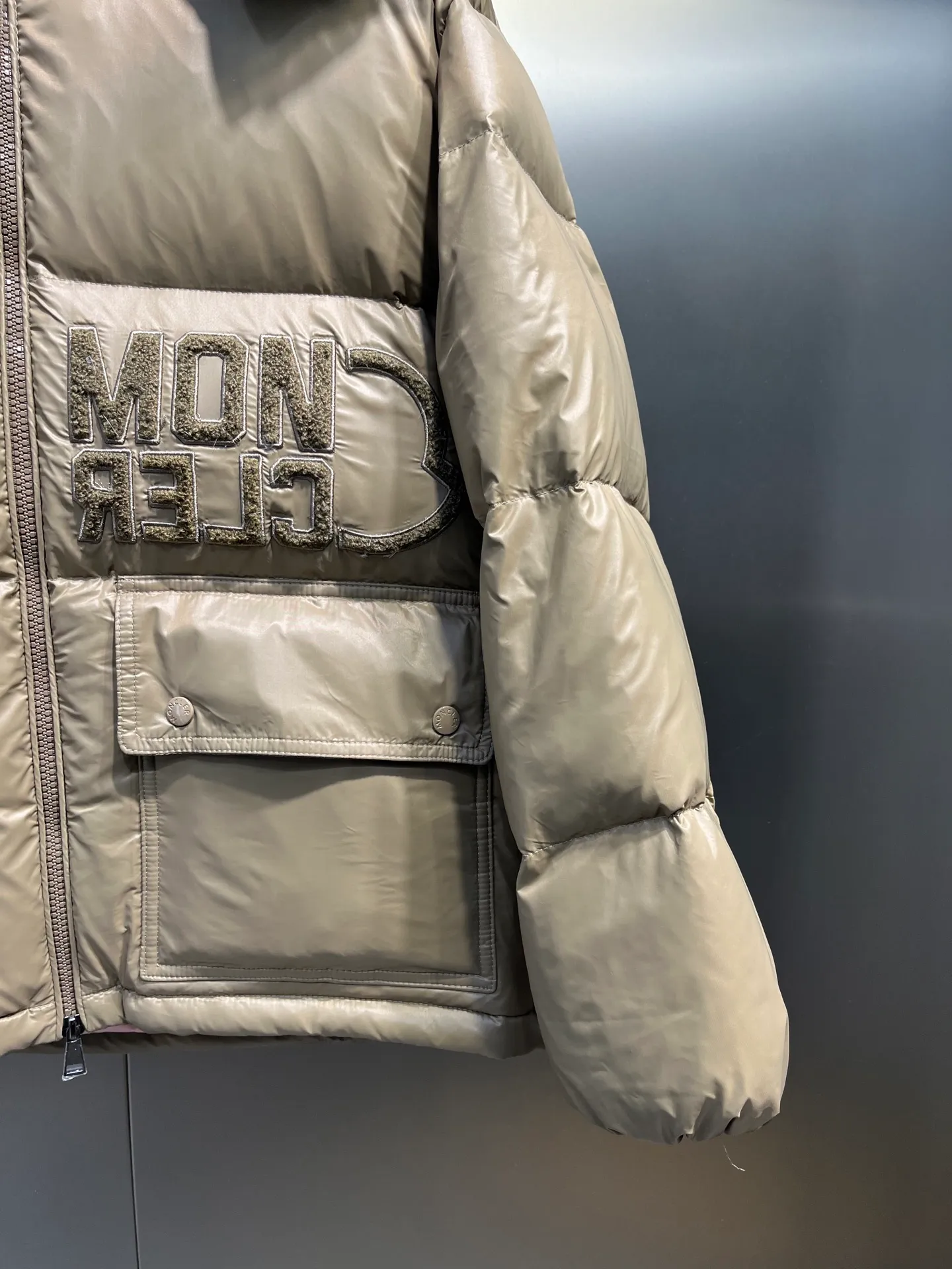P760 moncler 🌟Moncler FW25 Abbaye short down jacket The Abbaye short jacket is made of iconic patented nylon, highlighting the fashion essence of Moncler. Featuring rectangular quilting and a contrasting lining that refreshes the removable hood. Terry knit logo embroidery adds a unique touch, making the garment instantly recognizable. Material process analysis: 1️⃣Original Nfc inductive anti-counterfeiting chip 2️⃣National standard 95% European standard pure white goose down, exclusive use of top down on the market 3️⃣Fabric: 100% nylon; Lining: 100% nylon, one of the best on the market, everything is customized according to the original version. 4⃣️The electroplated hardware is produced by the original processing factory, all customized by the original factory, and is not a replica of various types on the market. 5⃣️Produced by a certain Lang factory, it has always been unambiguous in terms of quality. Everyone knows about the workmanship, QA and Qc quality inspection of the workers when shipping from large factories. It is not comparable to small factories in the market. Mouth-mounted down jackets, let’s not brag, there is almost no one that can do better than us! Make an original product with care, so that every customer has the confidence to introduce it to his customers: This is the top replica version in China. Good products do not need too many soft articles to set off, only junk products will boast: the original ZP uses thousands of words to impress consumers! Although it is an F product, it is not inferior to ZP!  Color: white pink, white black, black, khaki, pink Size: 0123