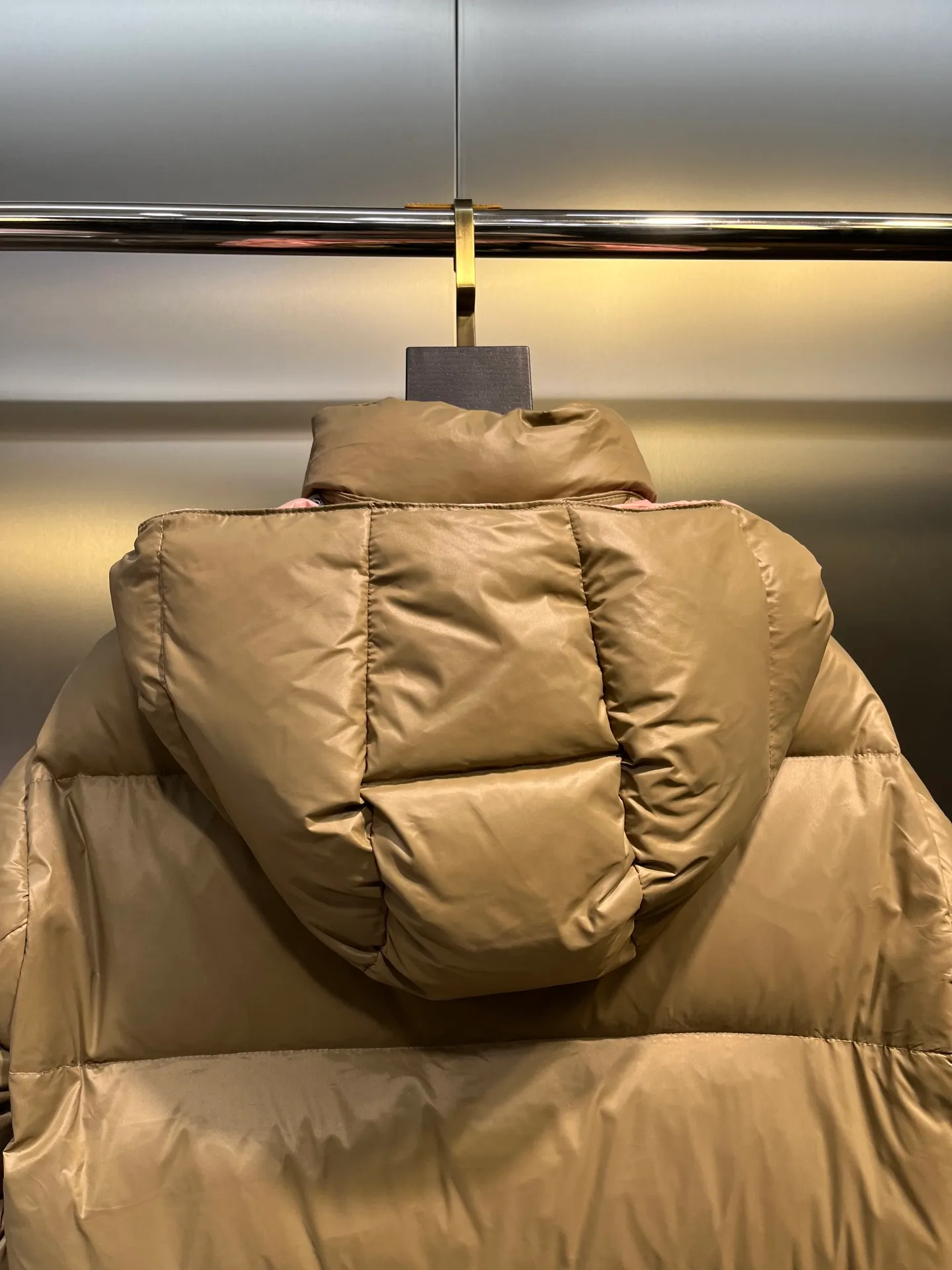 P760 moncler 🌟Moncler FW25 Abbaye short down jacket The Abbaye short jacket is made of iconic patented nylon, highlighting the fashion essence of Moncler. Featuring rectangular quilting and a contrasting lining that refreshes the removable hood. Terry knit logo embroidery adds a unique touch, making the garment instantly recognizable. Material process analysis: 1️⃣Original Nfc inductive anti-counterfeiting chip 2️⃣National standard 95% European standard pure white goose down, exclusive use of top down on the market 3️⃣Fabric: 100% nylon; Lining: 100% nylon, one of the best on the market, everything is customized according to the original version. 4⃣️The electroplated hardware is produced by the original processing factory, all customized by the original factory, and is not a replica of various types on the market. 5⃣️Produced by a certain Lang factory, it has always been unambiguous in terms of quality. Everyone knows about the workmanship, QA and Qc quality inspection of the workers when shipping from large factories. It is not comparable to small factories in the market. Mouth-mounted down jackets, let’s not brag, there is almost no one that can do better than us! Make an original product with care, so that every customer has the confidence to introduce it to his customers: This is the top replica version in China. Good products do not need too many soft articles to set off, only junk products will boast: the original ZP uses thousands of words to impress consumers! Although it is an F product, it is not inferior to ZP!  Color: white pink, white black, black, khaki, pink Size: 0123