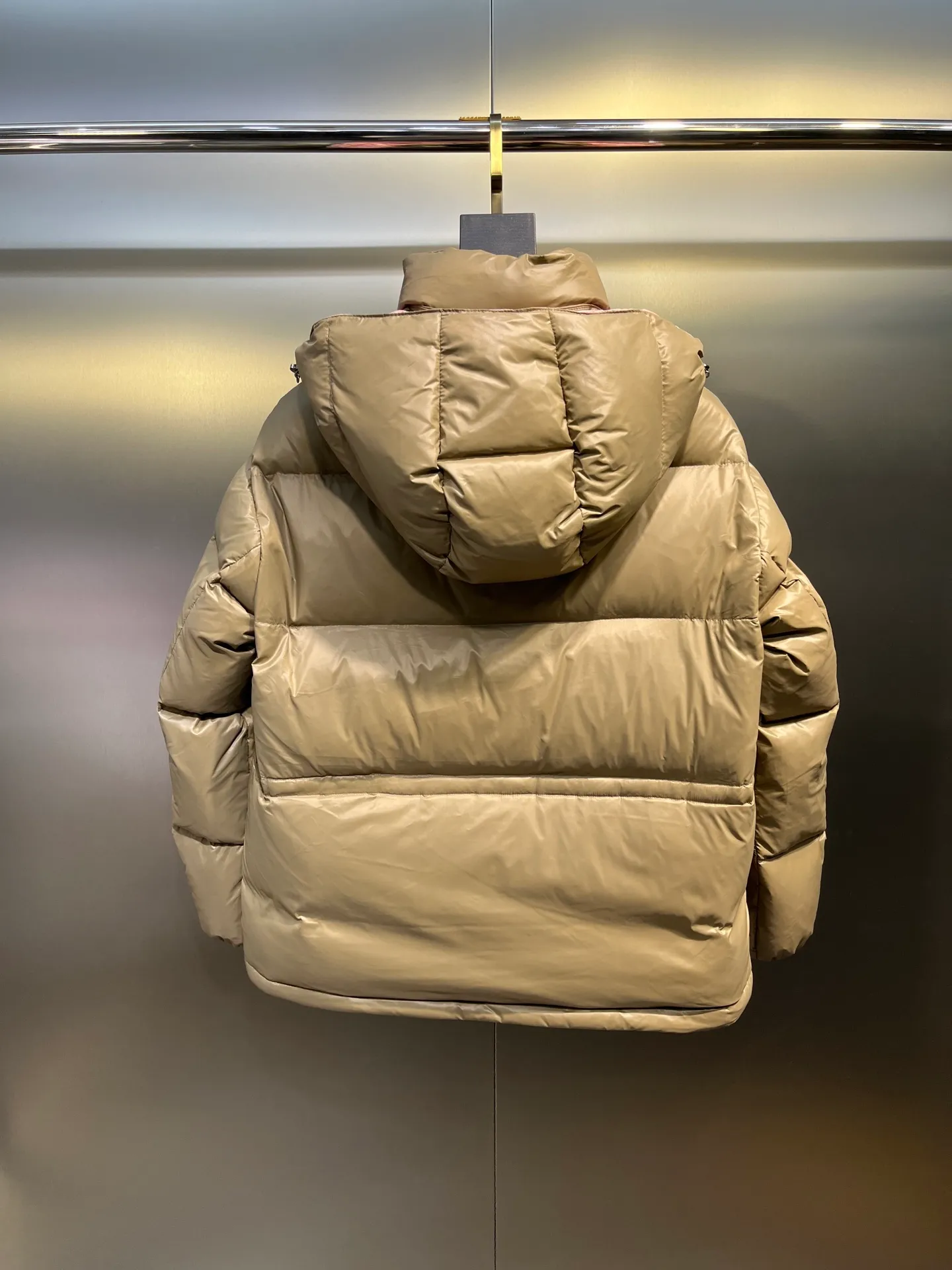 P760 moncler 🌟Moncler FW25 Abbaye short down jacket The Abbaye short jacket is made of iconic patented nylon, highlighting the fashion essence of Moncler. Featuring rectangular quilting and a contrasting lining that refreshes the removable hood. Terry knit logo embroidery adds a unique touch, making the garment instantly recognizable. Material process analysis: 1️⃣Original Nfc inductive anti-counterfeiting chip 2️⃣National standard 95% European standard pure white goose down, exclusive use of top down on the market 3️⃣Fabric: 100% nylon; Lining: 100% nylon, one of the best on the market, everything is customized according to the original version. 4⃣️The electroplated hardware is produced by the original processing factory, all customized by the original factory, and is not a replica of various types on the market. 5⃣️Produced by a certain Lang factory, it has always been unambiguous in terms of quality. Everyone knows about the workmanship, QA and Qc quality inspection of the workers when shipping from large factories. It is not comparable to small factories in the market. Mouth-mounted down jackets, let’s not brag, there is almost no one that can do better than us! Make an original product with care, so that every customer has the confidence to introduce it to his customers: This is the top replica version in China. Good products do not need too many soft articles to set off, only junk products will boast: the original ZP uses thousands of words to impress consumers! Although it is an F product, it is not inferior to ZP!  Color: white pink, white black, black, khaki, pink Size: 0123