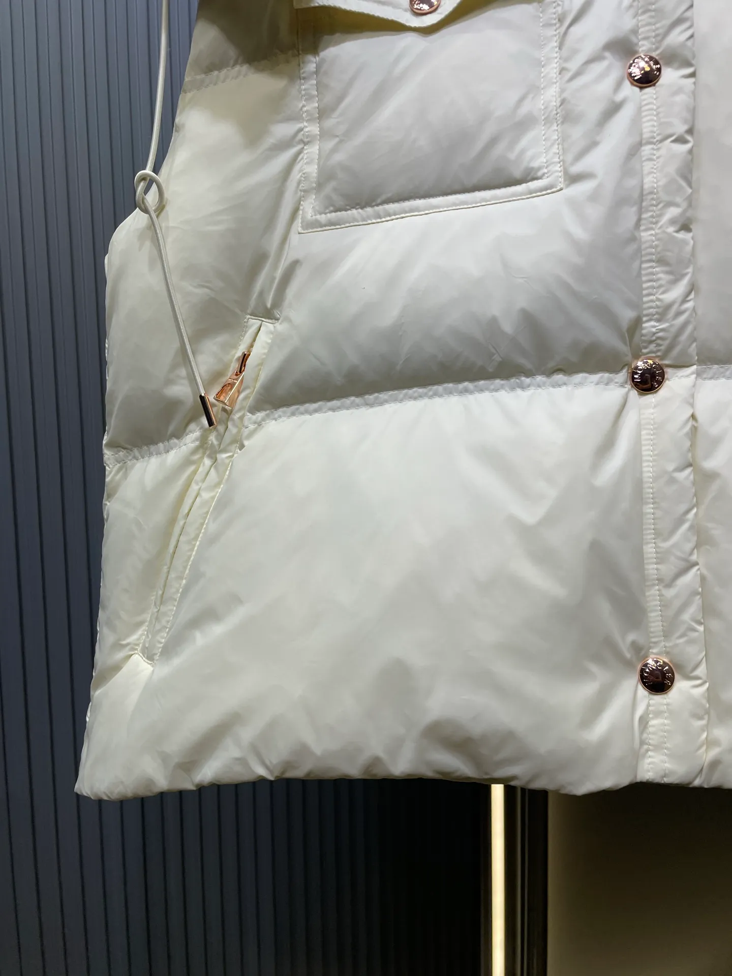 P770 Moncler🌟 25Fw early autumn new style detachable hooded stand collar down vest丨⚠Exclusively developed by yb! High quality production! Filled with white goose velvet, the whole piece is light and warm. The slim-fit vest is fashionable and not bloated. Stand-up collar and detachable hooded drawstring design to keep out the cold and wind. Classic rectangular texture. Iconic brand seal on the chest for decoration. Contrast color zippers on the pockets. The details highlight the brand concept. The first choice for autumn and winter layering size: s m l