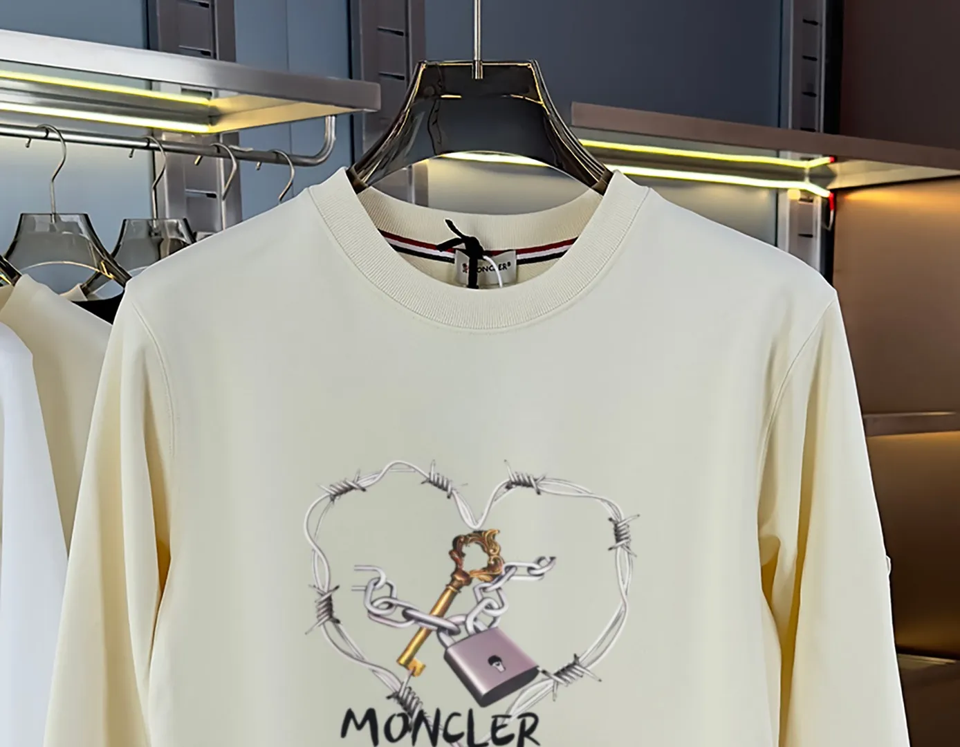 P210 High-version sweatshirt) [Long-term stock] 〖𝐌𝐎𝐍𝐂𝐋𝐄𝐑~Mask〗 Made of 440g heavy-weight fabric. It is different from the market currency. It can be matched with any variety and is properly handsome. 😎The whole dress is made of double waistcoats. The double waistcoats make the whole dress more three-dimensional. Not ordinary factories can do such fine work. 2025 Spring runway version of the T stage, on sale at the counter, round neck terry sweatshirt, high-end double-strand pure cotton, custom-made stretch ribs, dyed in the same vat, complete with three standards, matched with exquisite embroidered LOGO on the chest, simple and advanced, same style for men and women. Color: black, apricot, white, size: S M L XL 2XL