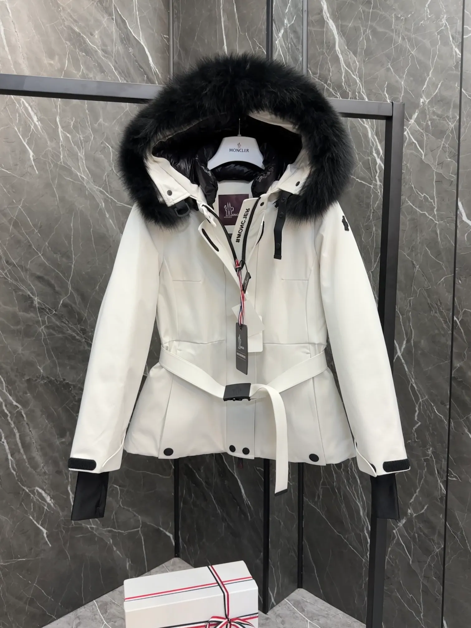 P1220 Premium down ⬆️Moncler Grenble Laplance (channel selection) high-end women's down ski jacket, ski fur high-end series Laplance women's down ski jacket is specially designed for alpine skiing, keeping you warm on the slopes. The Laplance women's ski jacket is made of polyester and covered with GORE-TEX membrane for excellent wind protection. Sleek and feminine, it has a belt that accentuates the silhouette, and the hood's fur trim is removable in case of rain or snow. Featuring zippers, ski pass pockets and avalanche reflectors, this down jacket is a mountain staple.  •Breathable •Insulated •Windproof •Designed for alpine skiing •Made from double-layer plain weave Gore-Tex Infinium™ fabric •Nylon lining •Down filled •Heat-sealed seams •Elastic drawstring hood with removable fur trim •YKK® Aquaguard zipper •Front windshield accent strap •Elastic knit wrist guards •Ski pass pocket •Invisible Recco® reflectors •Adjustment tabs at cuffs •Black silicone logo Size: 0-3.