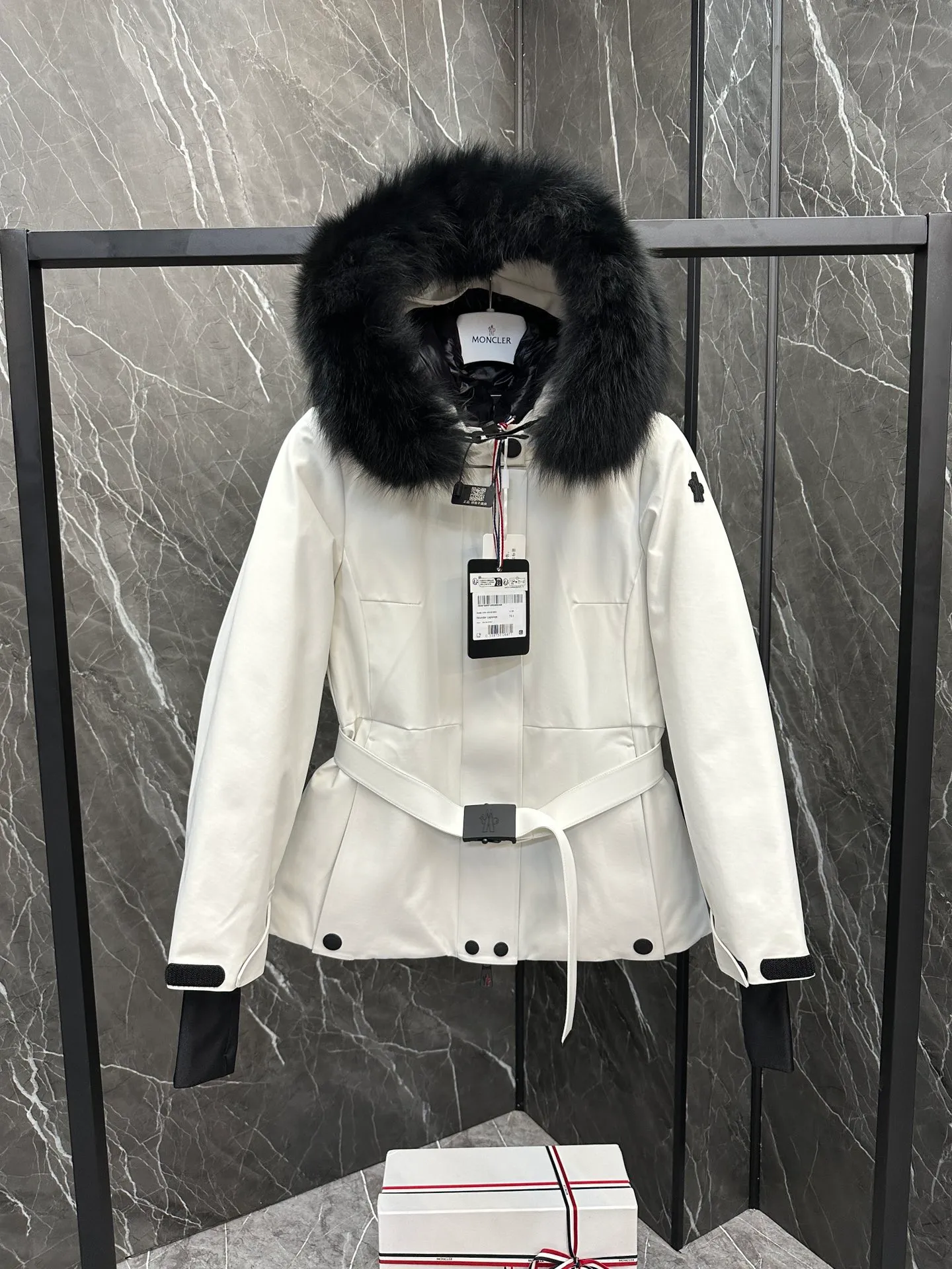 P1220 Premium down ⬆️Moncler Grenble Laplance (channel selection) high-end women's down ski jacket, ski fur high-end series Laplance women's down ski jacket is specially designed for alpine skiing, keeping you warm on the slopes. The Laplance women's ski jacket is made of polyester and covered with GORE-TEX membrane for excellent wind protection. Sleek and feminine, it has a belt that accentuates the silhouette, and the hood's fur trim is removable in case of rain or snow. Featuring zippers, ski pass pockets and avalanche reflectors, this down jacket is a mountain staple.  •Breathable •Insulated •Windproof •Designed for alpine skiing •Made from double-layer plain weave Gore-Tex Infinium™ fabric •Nylon lining •Down filled •Heat-sealed seams •Elastic drawstring hood with removable fur trim •YKK® Aquaguard zipper •Front windshield accent strap •Elastic knit wrist guards •Ski pass pocket •Invisible Recco® reflectors •Adjustment tabs at cuffs •Black silicone logo Size: 0-3.