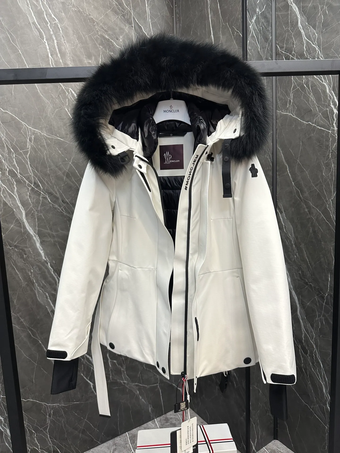 P1220 Premium down ⬆️Moncler Grenble Laplance (channel selection) high-end women's down ski jacket, ski fur high-end series Laplance women's down ski jacket is specially designed for alpine skiing, keeping you warm on the slopes. The Laplance women's ski jacket is made of polyester and covered with GORE-TEX membrane for excellent wind protection. Sleek and feminine, it has a belt that accentuates the silhouette, and the hood's fur trim is removable in case of rain or snow. Featuring zippers, ski pass pockets and avalanche reflectors, this down jacket is a mountain staple.  •Breathable •Insulated •Windproof •Designed for alpine skiing •Made from double-layer plain weave Gore-Tex Infinium™ fabric •Nylon lining •Down filled •Heat-sealed seams •Elastic drawstring hood with removable fur trim •YKK® Aquaguard zipper •Front windshield accent strap •Elastic knit wrist guards •Ski pass pocket •Invisible Recco® reflectors •Adjustment tabs at cuffs •Black silicone logo Size: 0-3.