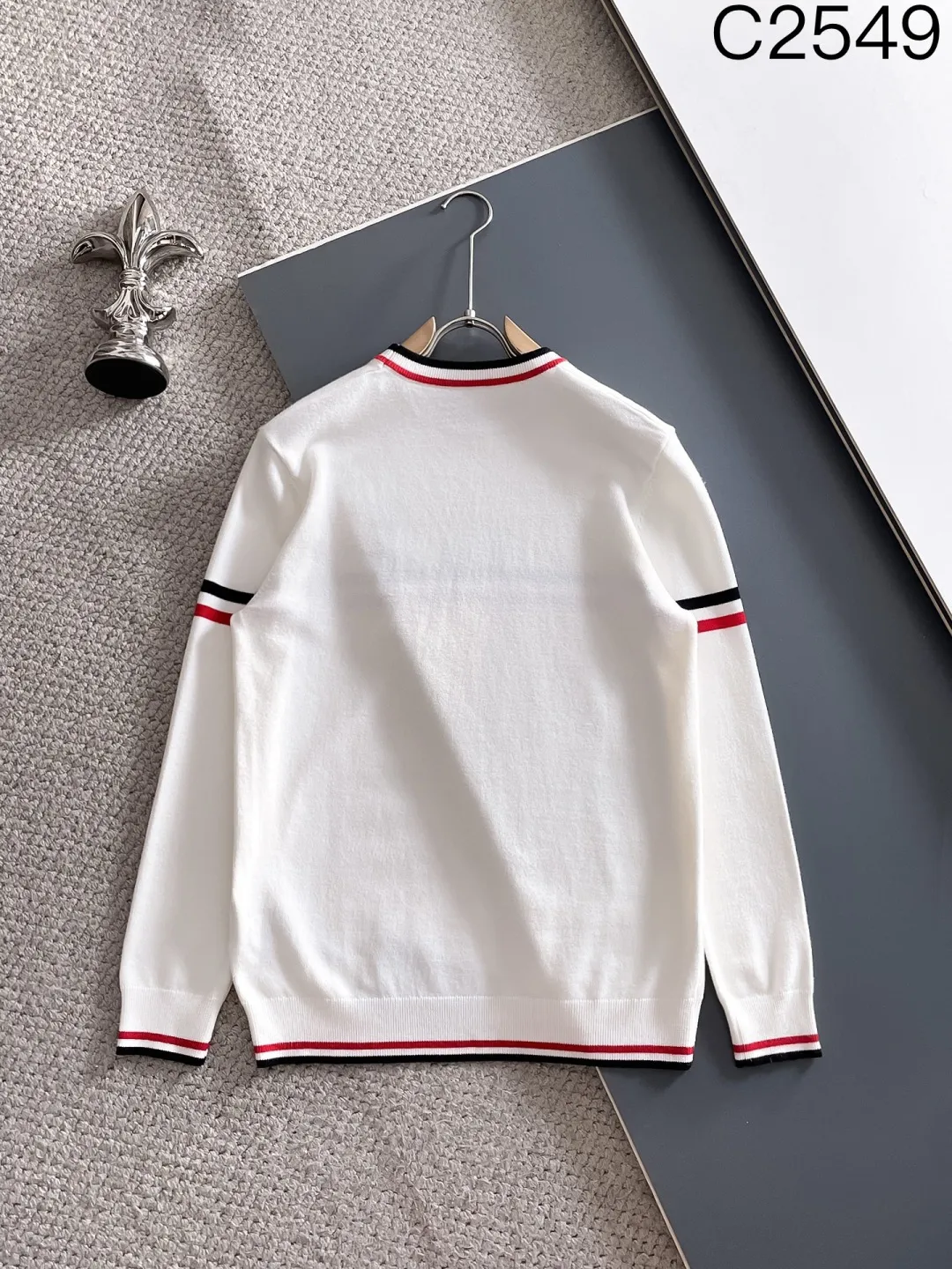 P370 🌸🌸🌸 Men's Moncler men's fashionable sweater, the same style at the counter. It has a very good appearance, stands out in front of others, and has become an indispensable iconic element of the brand. Full of fashion sense, one of the items suitable for every young person to pursue! The needle technique is delicate, the texture is high-density and soft, the comfort is self-evident, it is skin-friendly and does not feel prickly, the thickness is excellent, and the warmth coefficient is excellent! The upper body effect is impeccable. It can support the entire appearance in the matching season, and the upper body is full of temperament! An excellent tool to match the Ji Ao look. No matter how you pair it, it looks outstanding. It is an indispensable item in your wardrobe!  All three standards are complete! Size: M--3xL