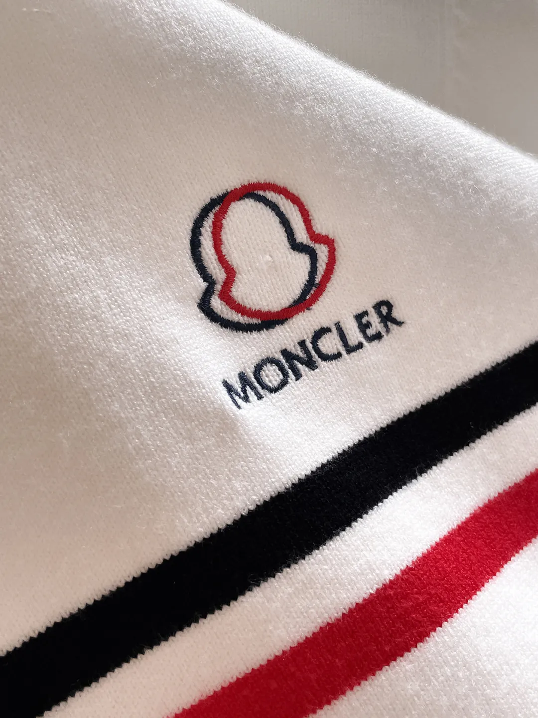 P370 🌸🌸🌸 Men's Moncler men's fashionable sweater, the same style at the counter. It has a very good appearance, stands out in front of others, and has become an indispensable iconic element of the brand. Full of fashion sense, one of the items suitable for every young person to pursue! The needle technique is delicate, the texture is high-density and soft, the comfort is self-evident, it is skin-friendly and does not feel prickly, the thickness is excellent, and the warmth coefficient is excellent! The upper body effect is impeccable. It can support the entire appearance in the matching season, and the upper body is full of temperament! An excellent tool to match the Ji Ao look. No matter how you pair it, it looks outstanding. It is an indispensable item in your wardrobe!  All three standards are complete! Size: M--3xL