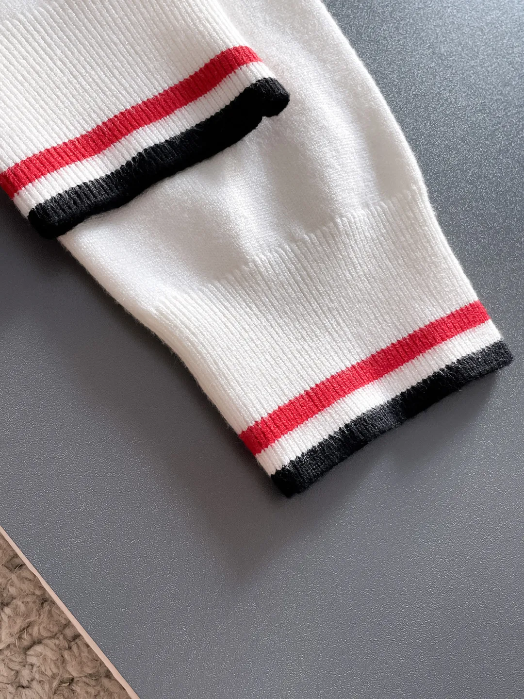 P370 🌸🌸🌸 Men's Moncler men's fashionable sweater, the same style at the counter. It has a very good appearance, stands out in front of others, and has become an indispensable iconic element of the brand. Full of fashion sense, one of the items suitable for every young person to pursue! The needle technique is delicate, the texture is high-density and soft, the comfort is self-evident, it is skin-friendly and does not feel prickly, the thickness is excellent, and the warmth coefficient is excellent! The upper body effect is impeccable. It can support the entire appearance in the matching season, and the upper body is full of temperament! An excellent tool to match the Ji Ao look. No matter how you pair it, it looks outstanding. It is an indispensable item in your wardrobe!  All three standards are complete! Size: M--3xL