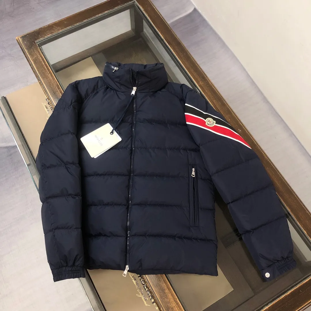 P860 🆕❤️🆕Moncler Solayan men's three-color trimmed short down jacket! The latest official website is available simultaneously! ! White duck down filling ~ the most delicate, light and neat fabric!  The Solayan Men's Short Down Jacket features the season's signature stripe detailing, blending sporty spirit with timeless style.  The Solayan down jacket is made of micro chic fabric and has a tough square shape design, highlighting Moncler's sporty spirit. This cropped down jacket features tricolor stripes on the sleeves, a seasonal take on the brand's signature. Comes with a practical pull-out hood. Color: Black White Royal Blue Dark Brown Size: 1-2-3-4-5