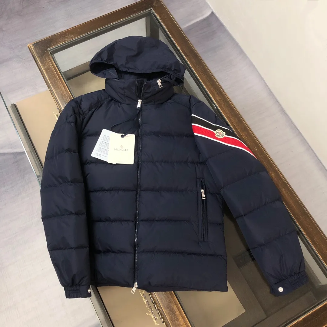 P860 🆕❤️🆕Moncler Solayan men's three-color trimmed short down jacket! The latest official website is available simultaneously! ! White duck down filling ~ the most delicate, light and neat fabric!  The Solayan Men's Short Down Jacket features the season's signature stripe detailing, blending sporty spirit with timeless style.  The Solayan down jacket is made of micro chic fabric and has a tough square shape design, highlighting Moncler's sporty spirit. This cropped down jacket features tricolor stripes on the sleeves, a seasonal take on the brand's signature. Comes with a practical pull-out hood. Color: Black White Royal Blue Dark Brown Size: 1-2-3-4-5
