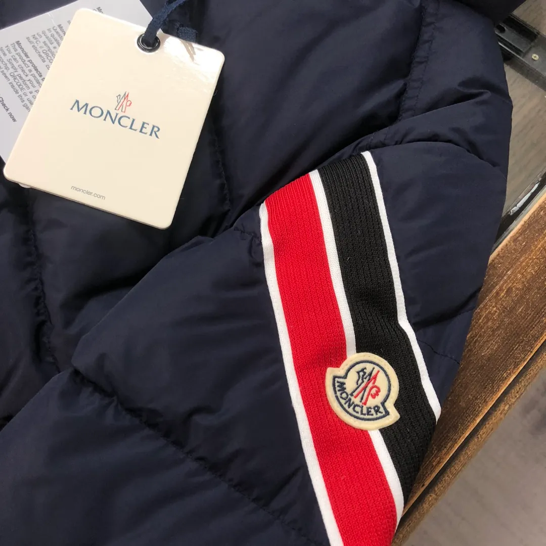 P860 🆕❤️🆕Moncler Solayan men's three-color trimmed short down jacket! The latest official website is available simultaneously! ! White duck down filling ~ the most delicate, light and neat fabric!  The Solayan Men's Short Down Jacket features the season's signature stripe detailing, blending sporty spirit with timeless style.  The Solayan down jacket is made of micro chic fabric and has a tough square shape design, highlighting Moncler's sporty spirit. This cropped down jacket features tricolor stripes on the sleeves, a seasonal take on the brand's signature. Comes with a practical pull-out hood. Color: Black White Royal Blue Dark Brown Size: 1-2-3-4-5
