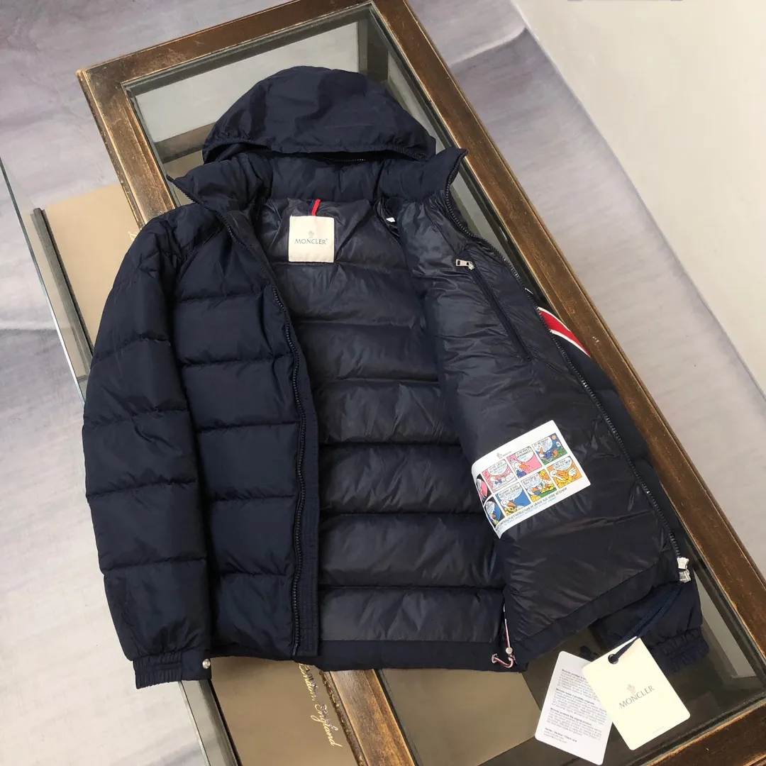 P860 🆕❤️🆕Moncler Solayan men's three-color trimmed short down jacket! The latest official website is available simultaneously! ! White duck down filling ~ the most delicate, light and neat fabric!  The Solayan Men's Short Down Jacket features the season's signature stripe detailing, blending sporty spirit with timeless style.  The Solayan down jacket is made of micro chic fabric and has a tough square shape design, highlighting Moncler's sporty spirit. This cropped down jacket features tricolor stripes on the sleeves, a seasonal take on the brand's signature. Comes with a practical pull-out hood. Color: Black White Royal Blue Dark Brown Size: 1-2-3-4-5