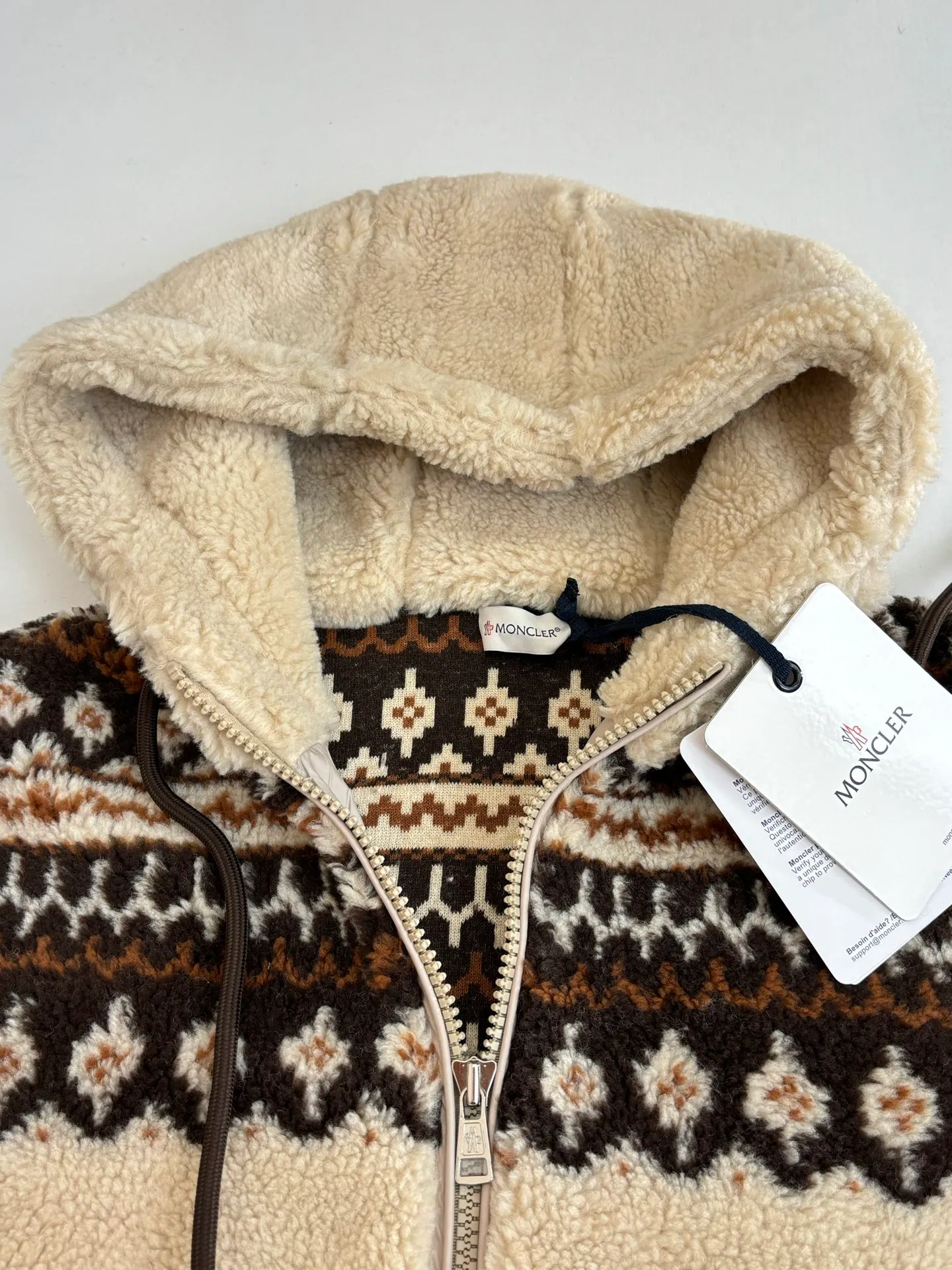 P550 Moncler*/Mask 25Fw new geometric jacquard wool blend plush hooded jacket made of wool blend teddy style jacquard fabric, adjustable drawstring hood zipper opening hem and cuffs Size: S/M/L/XL