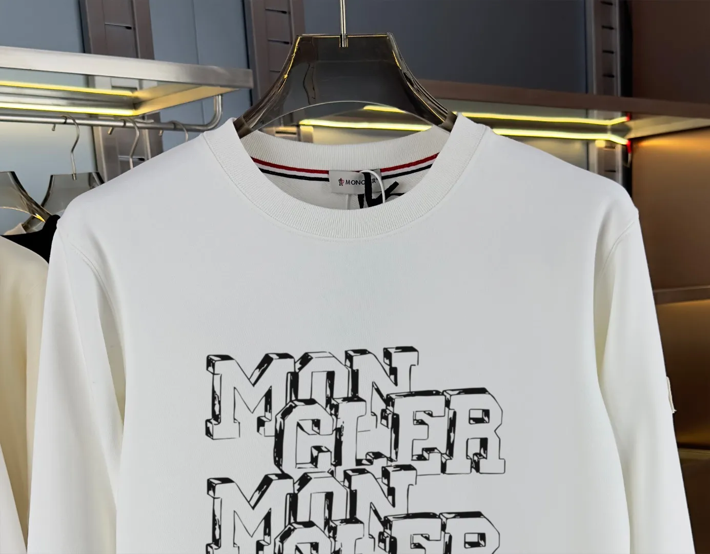 P210 high version sweatshirt) 📦With exclusive picture packaging📦 [Long-term ready stock] Upgraded version "Mobile phone smart sensor ~ NFC chip armband ~ Direct access to the official website anti-counterfeiting" 〖 𝐌𝐎𝐍𝐂𝐋𝐄𝐑 ~ Mouth covering〗 2025 new high quality, using 450g heavyweight fabric Different from the market currency, you can mix and match everything at will and you will be handsome😎The whole clothes is made of double waistcoats. The double waistcoats make the whole dress more three-dimensional. It is not an ordinary factory that can do such fine work. 2025 autumn and winter new style, on sale at the counter, exquisite printed round neck terry sweatshirt. High-end double-ply cotton. Customized stretch ribs are dyed in the same vat. Three standards are complete. It is matched with digital printing patterns and is very breathable. Same style for men and women. Color: black, white, apricot. Size: S M L XL 2XL