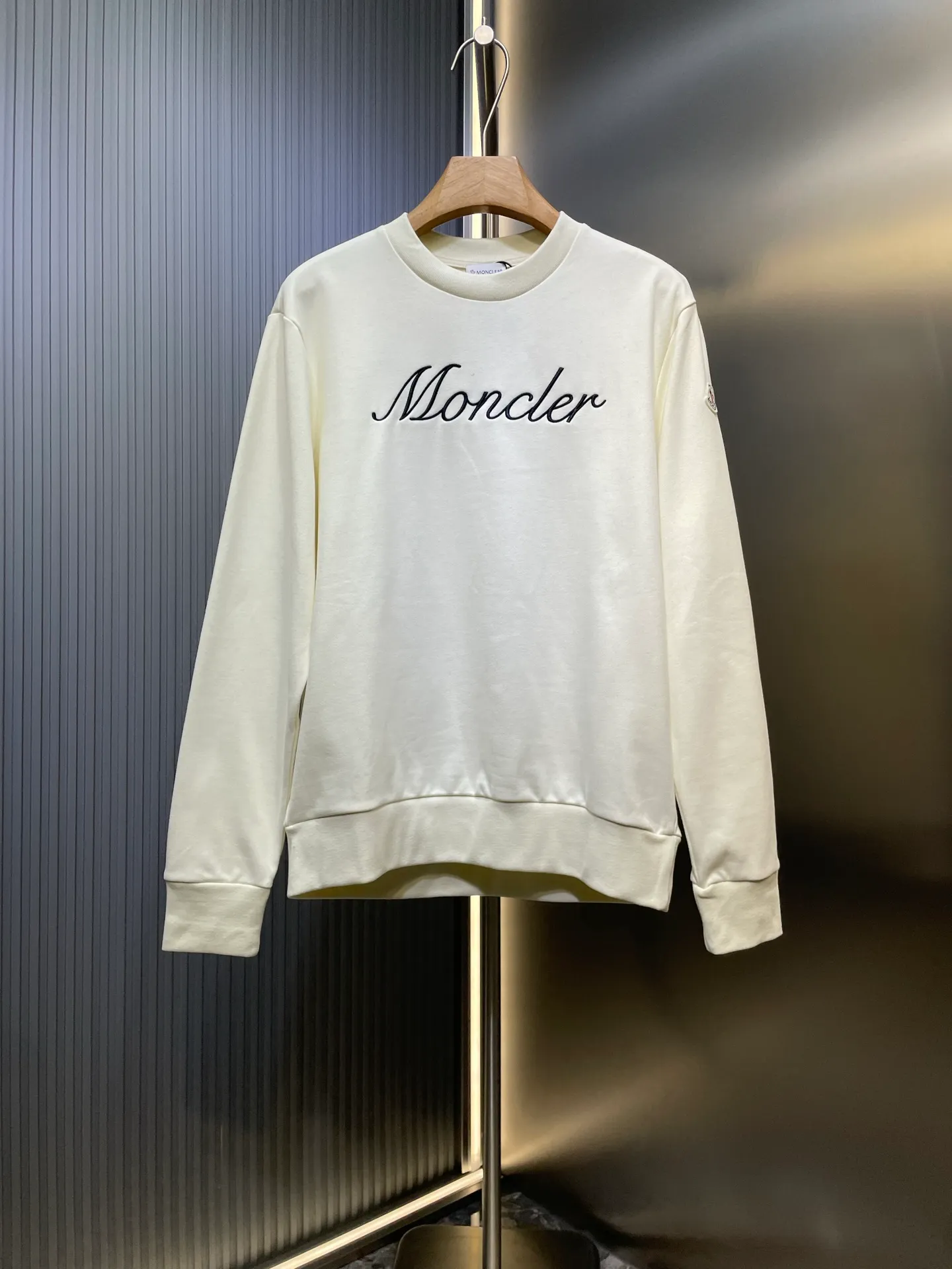 P380 MONCLER 🌟 Masked embroidered armband sweatshirt Fabric: Made of 380g brushed sweatshirt terry, the fabric is brushed to make the surface feel softer and smoother. The thread is matched with 1*1 double yarn thread. Craftsmanship: Embroidery uses 3D multi-dimensional embroidery, embellished with connected brand embroidered letters. The armband is made of sheepskin composite embroidery technology. Made from soft cotton fleece, this sweatshirt is suitable for all seasons. Round neck design, embellished with logo embroidery, inspired by college baseball uniforms. Round neck made of cotton fleece fabric Logo embossed and embroidered Accessories: Customized 1:1 washed logo Accessories: Customized 1:1 embroidered armband Craftsmanship: Customized 1:1 three-dimensional embroidery Size: S-M-L-XL