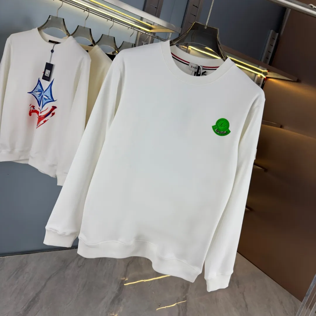P210 High-version sweatshirt) [Long-term stock] 〖𝐌𝐎𝐍𝐂𝐋𝐄𝐑~Mask〗 Made of 440g heavy-weight fabric. It is different from the market currency. It can be matched with any variety and is properly handsome. 😎The whole dress is made of double waistcoats. The double waistcoats make the whole dress more three-dimensional. Not ordinary factories can do such fine work. 2025 Spring runway version of the T stage, on sale at the counter, round neck terry sweatshirt, high-end double-strand pure cotton, custom-made stretch ribs, dyed in the same vat, complete with three standards, matched with exquisite embroidered LOGO on the chest, simple and advanced, same style for men and women. Color: black, apricot, white, size: S M L XL 2XL