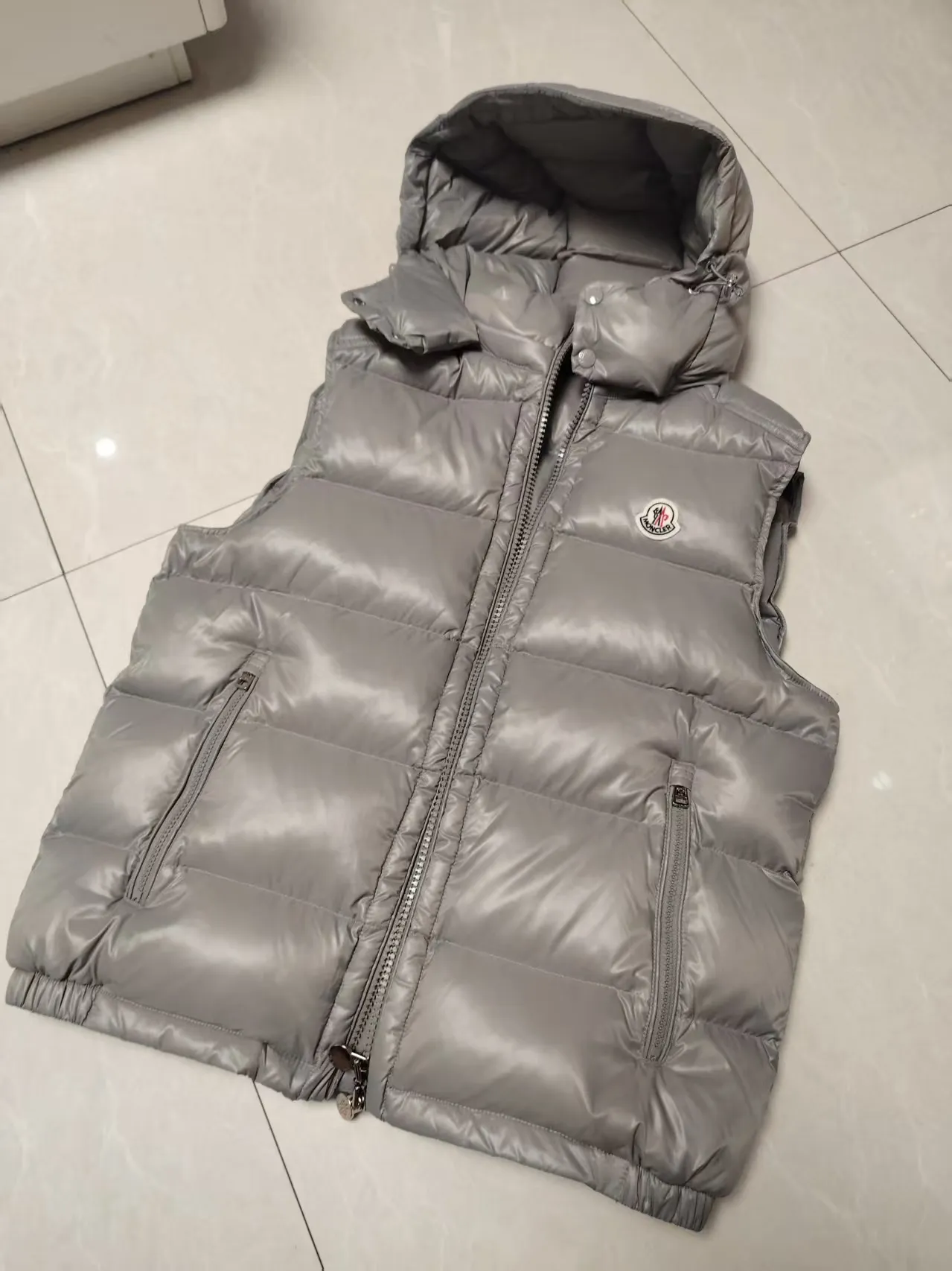 P580 MONCLER Mouth-mounted Couple's High Version Hooded Down Vest] Super popular item, made in a unique street punk style, couple's high-standard down vest jacket🔥 The hottest style at the moment🔥 Made of M's signature matte technical waterproof fabric, the fabric feels smooth and very textured, and is equipped with classic rectangular quilting to ensure the even distribution of down inside, bringing the ultimate warm and comfortable wearing experience, and it is also very fashionable and stylish! It is filled with imported European standard 90% velvet, which can effectively lock in and collect heat. You can feel its plump state by looking at the actual pictures. It is quite light on the upper body and does not feel bloated at all! The quality is definitely at the same level as the same counter. Friends who have ultra-high standards and pursuit of quality are recommended to buy it now 👇 Color: Black (gray lining) Gray Size: 1 2 3 4 5
