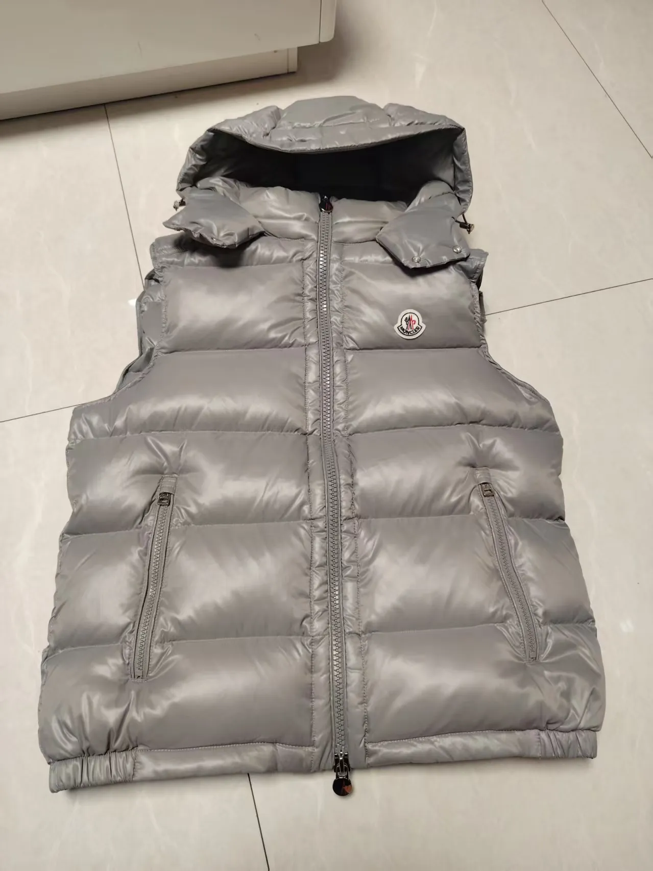 P580 MONCLER Mouth-mounted Couple's High Version Hooded Down Vest] Super popular item, made in a unique street punk style, couple's high-standard down vest jacket🔥 The hottest style at the moment🔥 Made of M's signature matte technical waterproof fabric, the fabric feels smooth and very textured, and is equipped with classic rectangular quilting to ensure the even distribution of down inside, bringing the ultimate warm and comfortable wearing experience, and it is also very fashionable and stylish! It is filled with imported European standard 90% velvet, which can effectively lock in and collect heat. You can feel its plump state by looking at the actual pictures. It is quite light on the upper body and does not feel bloated at all! The quality is definitely at the same level as the same counter. Friends who have ultra-high standards and pursuit of quality are recommended to buy it now 👇 Color: Black (gray lining) Gray Size: 1 2 3 4 5