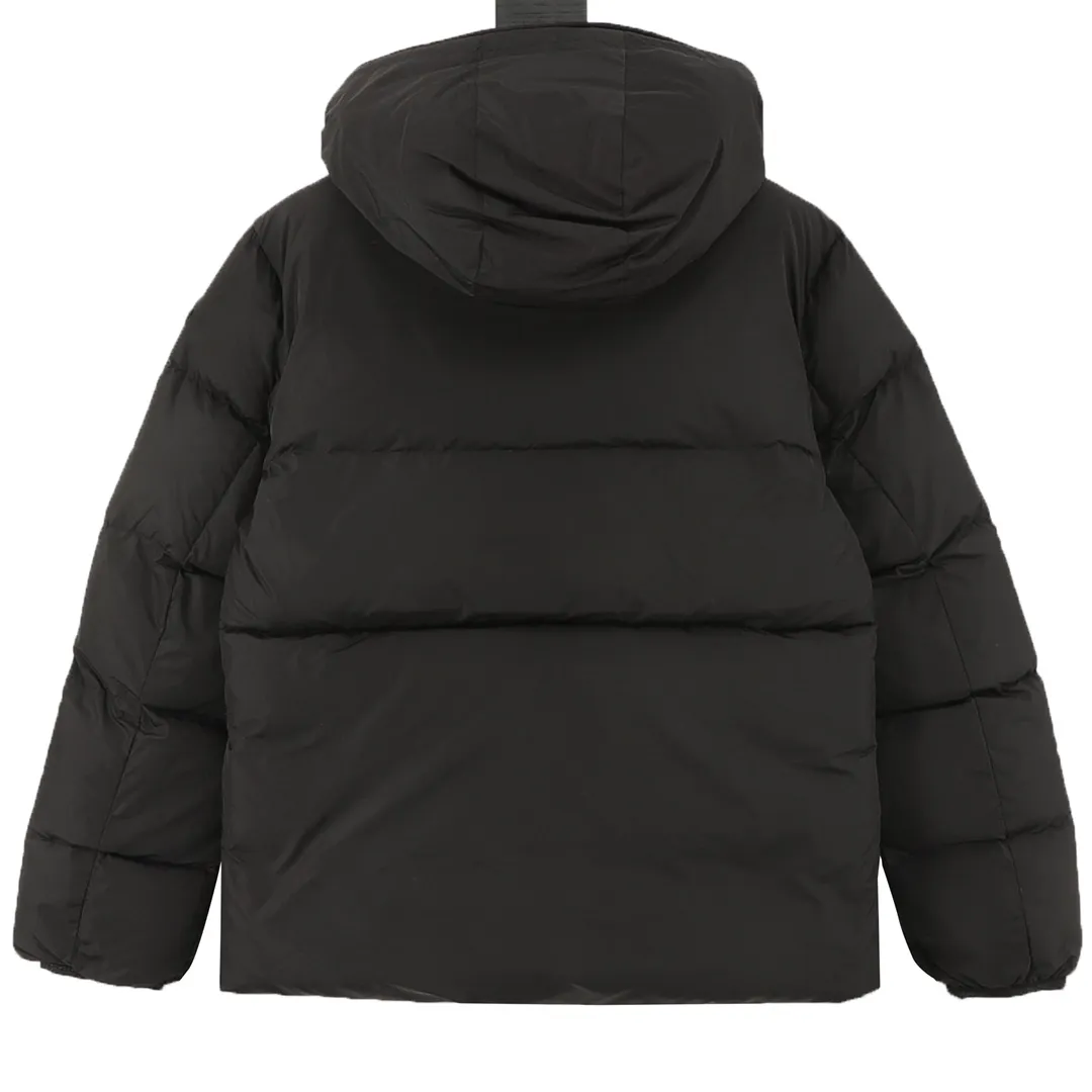 P1280 Moncler/Mandow lining placket embroidered letter logo down jacket 21 new trendy hooded down jacket, same style for men and women, perfect as a couple's style. The new design reproduces the characteristics of the jacket in the 1980s. The hood and yoke are made of spliced cotton fabric, the logo embroidered webbing on the inside of the hood, and the large pocket zipper has two layers of small pockets inside, which protects your hands and is also very practical! The outer layer is made of 12d nylon imported fabric with a density of 420t, windproof and waterproof treatment of 90% white goose down + 10% feather filling, and a down filling capacity of more than 400g. It is thick and fluffy, has a high down filling capacity, feels fluffy and delicate, the upper body is light and comfortable, and has very good thermal insulation properties. The hooded design combines age-reducing vitality with warmth. The embroidery in the hat is more unique! The zipper on the placket is smooth and more resistant to wind and cold. Classic black and white, you can wear it with jeans every day. It can be worn with a simple combination to create a different feeling. Chao's special down jacket can be used in the cold northern regions. It is a must-have in winter! Size: 1-5