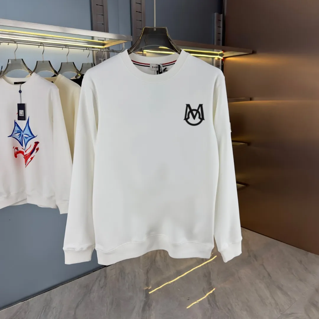 P210 high version sweatshirt) 📦With exclusive packaging📦 [Long-term ready stock] Upgraded version "Mobile phone smart sensor ~ NFC chip armband ~ Directly to the official website for anti-counterfeiting" 〖 𝐌𝐎𝐍𝐂𝐋𝐄𝐑 ~ Mouth covering〗 2025 new high quality, using 450 grams of heavyweight fabric Different from the market currency, you can mix and match everything at will and you will be handsome😎The whole clothes is made of double waistcoats. The double waistcoats make the whole dress more three-dimensional. It is not an ordinary factory that can do such fine work. 2025 autumn and winter new style, on sale at the counter, exquisite printed round neck terry sweatshirt. High-end double-ply cotton. Customized stretch ribs are dyed in the same vat. Three standards are complete. It is matched with digital printing patterns and is very breathable. Same style for men and women. Color: black, white, apricot. Size: S M L XL 2XL