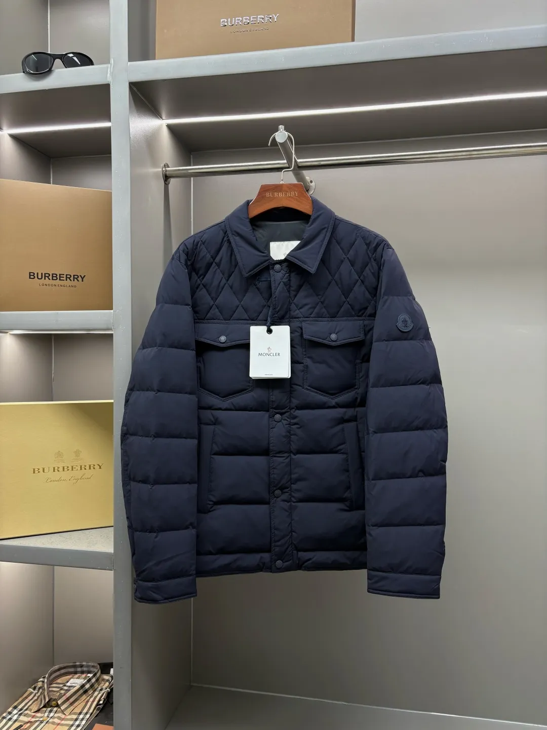 P890 Moncler's new diamond plaid splicing down jacket uses European aesthetic diamond plaid to continue writing the artistic chapter of down jackets. Inspired by the classic European quilting technology MORGLELLI three-dimensional diamond plaid breaks the monotony of the plane and reshapes the down outline with geometric language. Every inch of quilting is a precise measurement of warmth. [Ingenious weaving, lightness to travel with] ▫️ Selected imported 90% white duck down filling Fluffy and soft, locking in every body temperature ▫️ Micro-glossy windproof fabric, low-key texture, no fear of urban wind and rain ▫️ Slim-fitting three-dimensional tailoring, fit the body shape, say goodbye to winter bloat ▫️ Custom-made accessories at the counter, original one-to-one production [Every detail is ingenious] → Lapel design, fitting the neck line → Invisible side pockets, both practical and beautiful → Precise routing technology, each rhombus is even and full Size: M-XXXL Color: Black Royal Blue